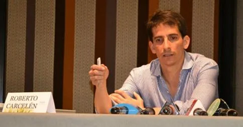 Roberto_Carcelen_presenting.jpg