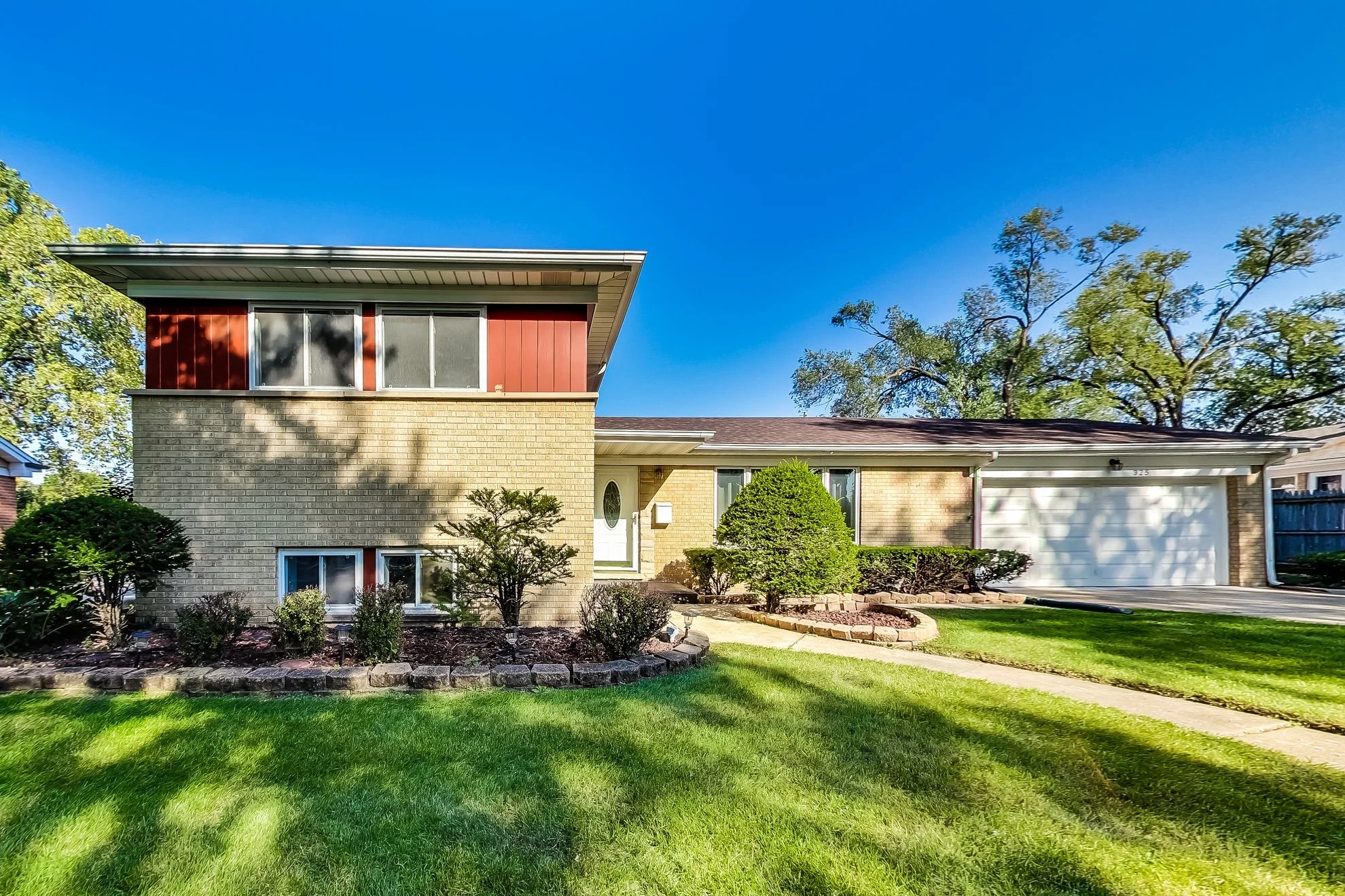 Homes For Sale - Mount Prospect, Illinois - 325 Hatlen Avenue - 3 Bed | 2 Bath