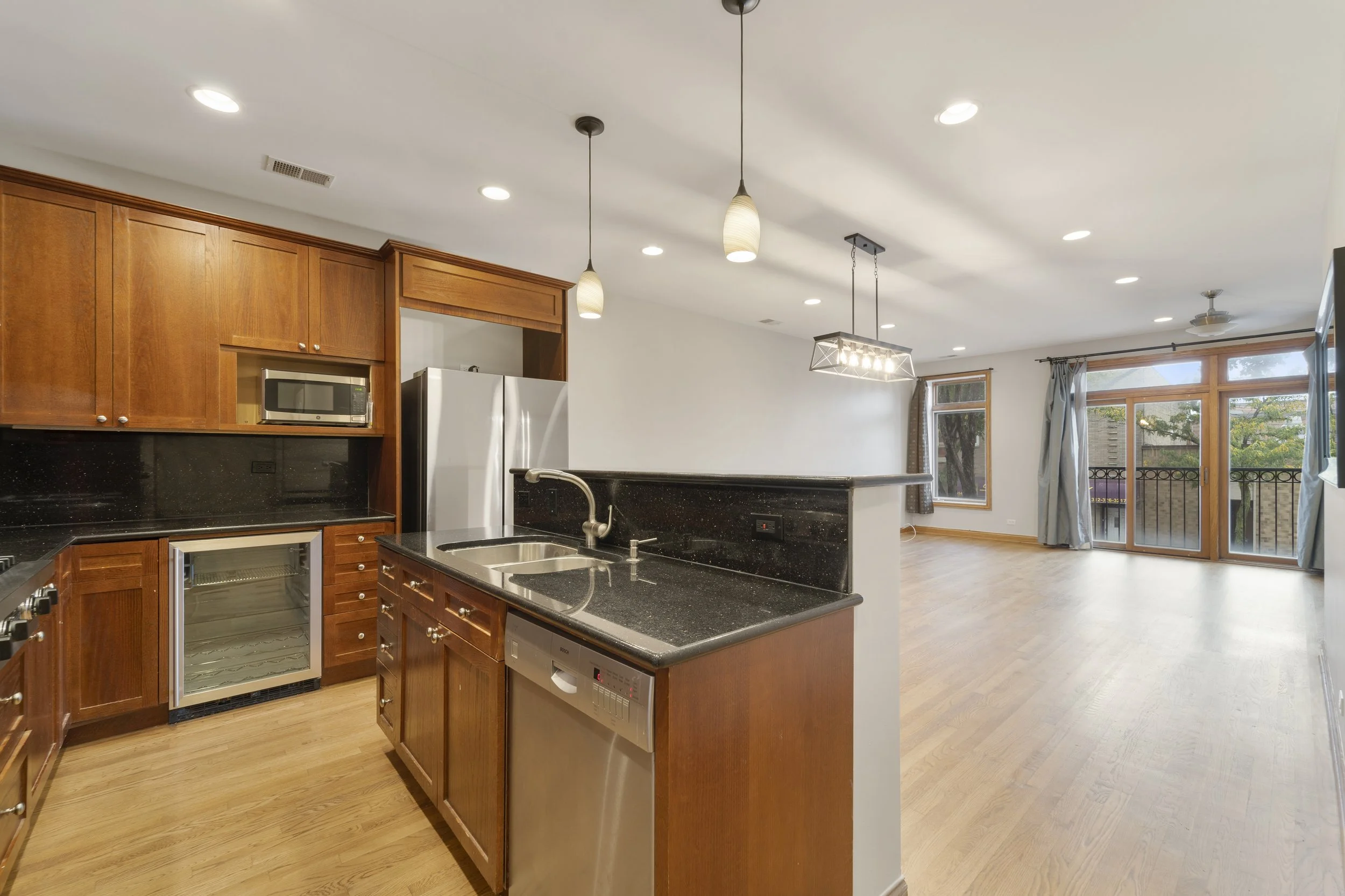 Bridgeport Real Estate for Sale | 553 W 31st St Unit 2 | 2 Bed | 2 Bath