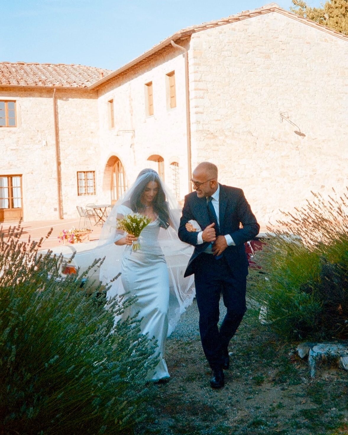 Audrey and her father on a sunny wedding day in early September in Chianti ✨