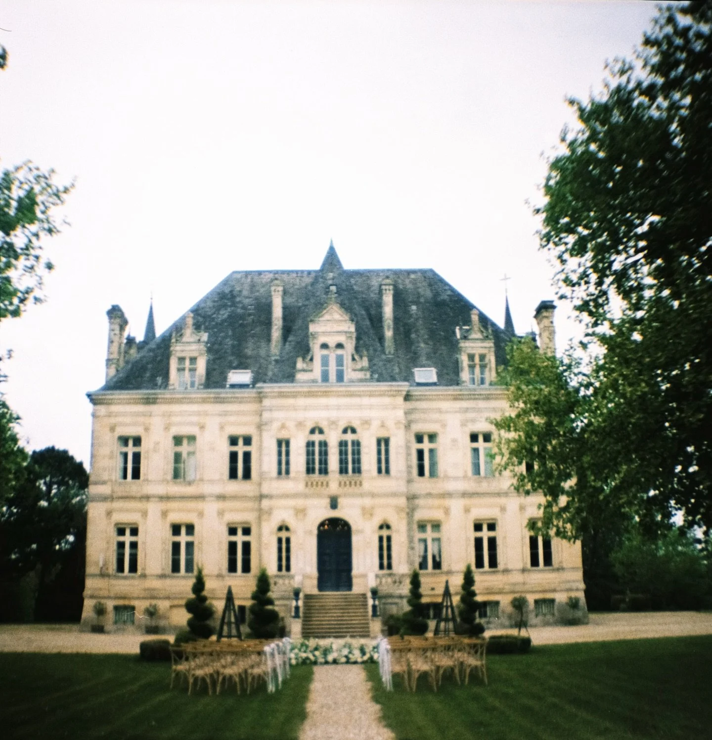 A little glimpse from a wedding in France a few weeks ago.

with @marrymeinfrance @chateaudelavalouze @happypears_weddingvideography