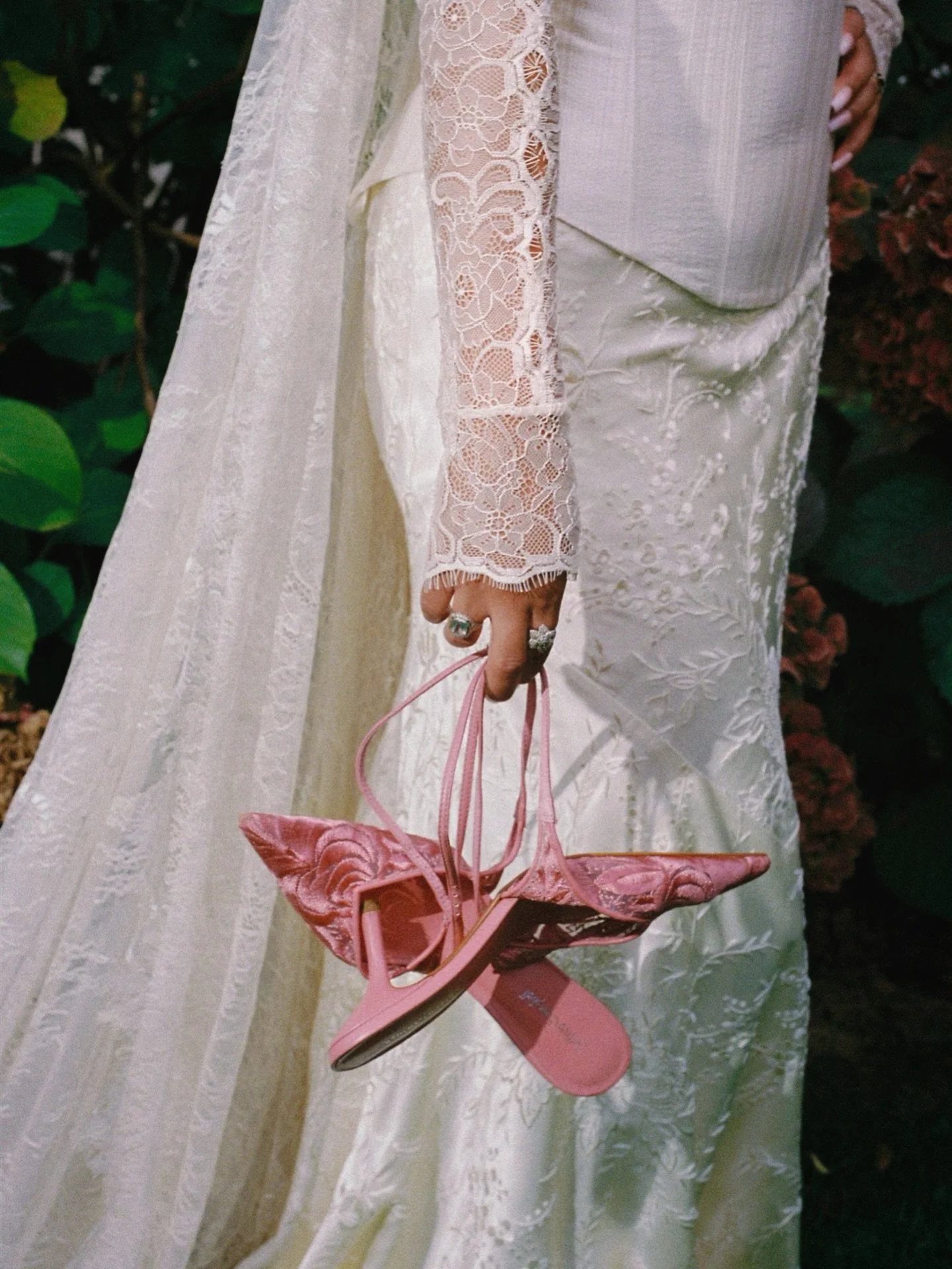 Bare feet in the grass.

@villabuonvisi @xosaige