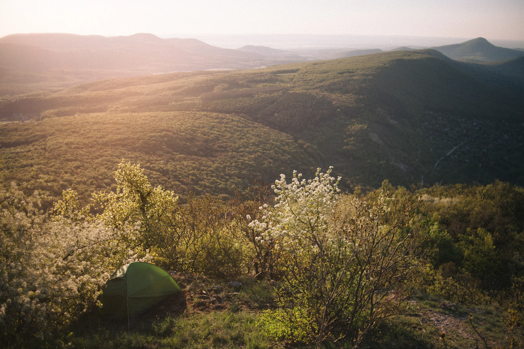 What’s so special about this photo? It’s certainly not my best landscape photo… But it is an important memory, because it’s a photo of some wildcamping we did with Aisling!