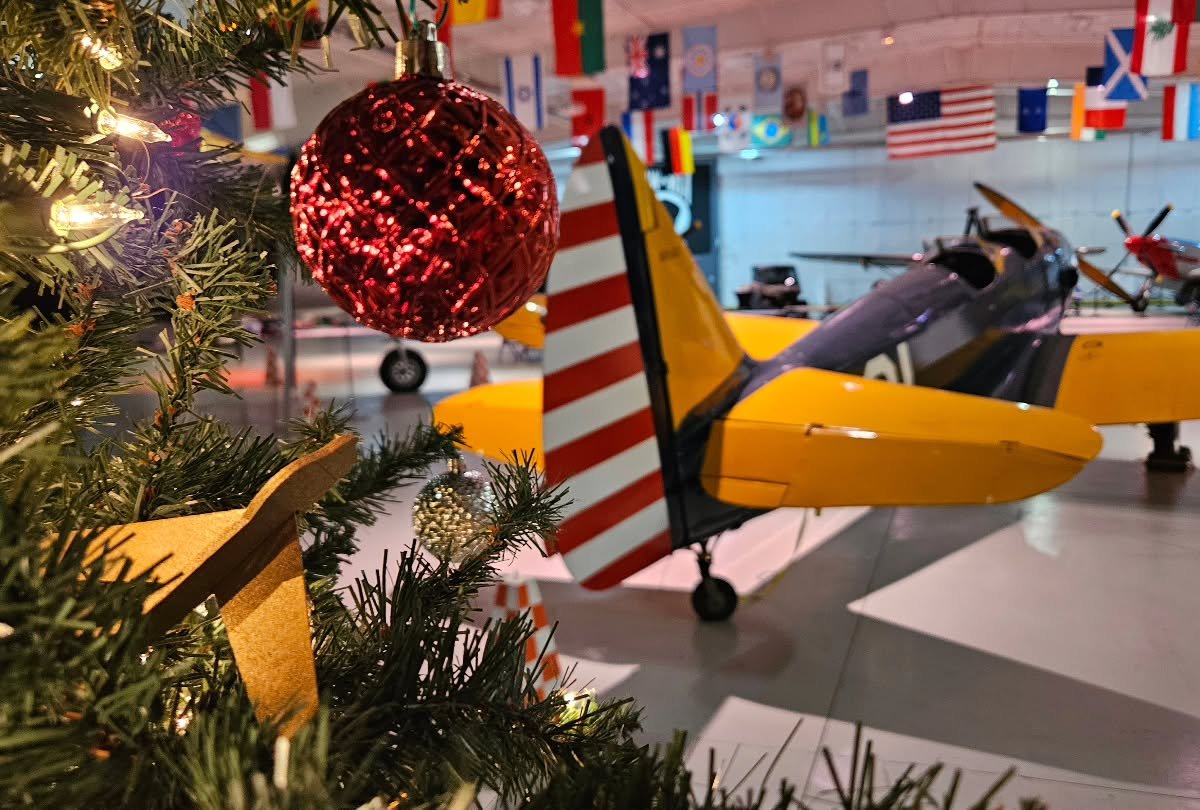 Happy Holidays from the Fargo Air Museum! 🛩🎄✨️