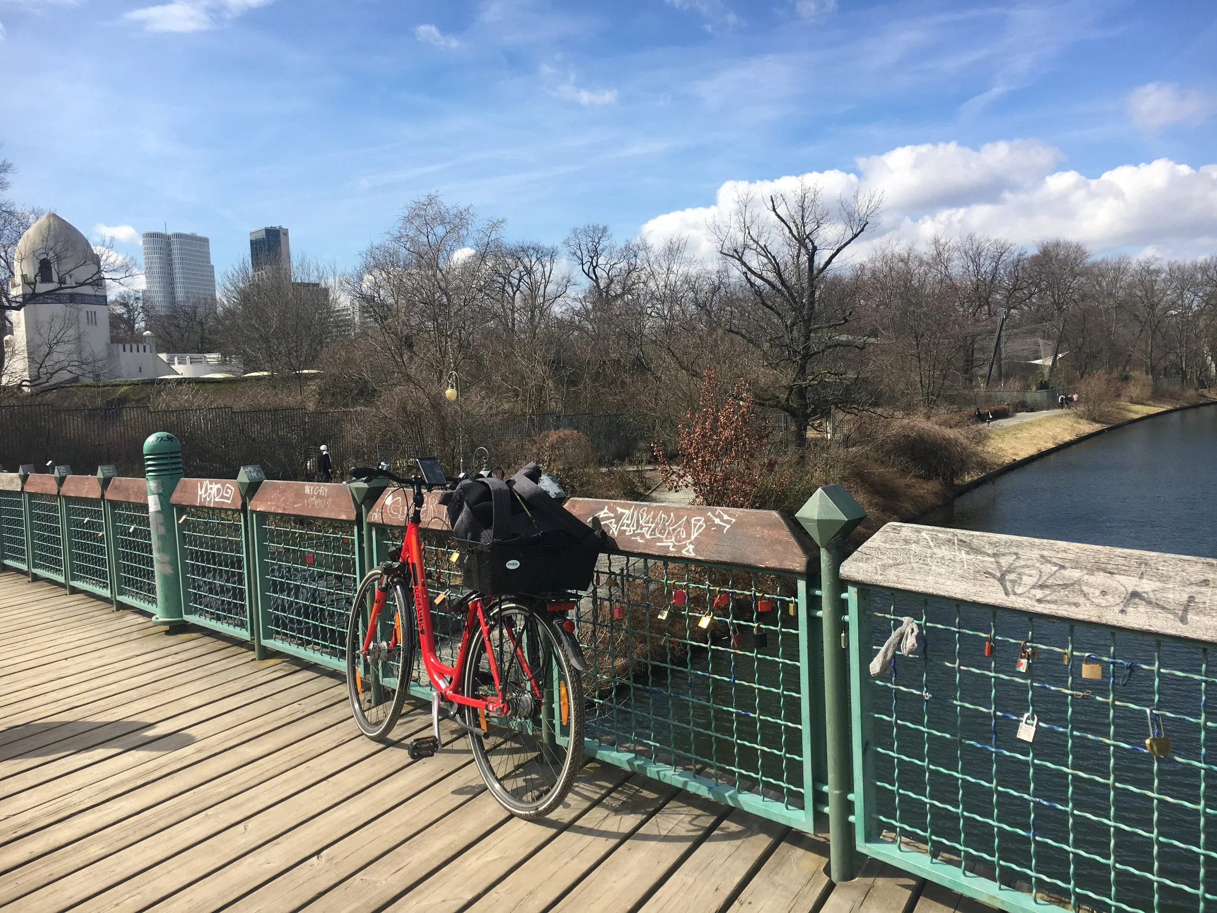 Berlin_Tiergarten_Rosa-Luxemburg-Bruecke.jpeg