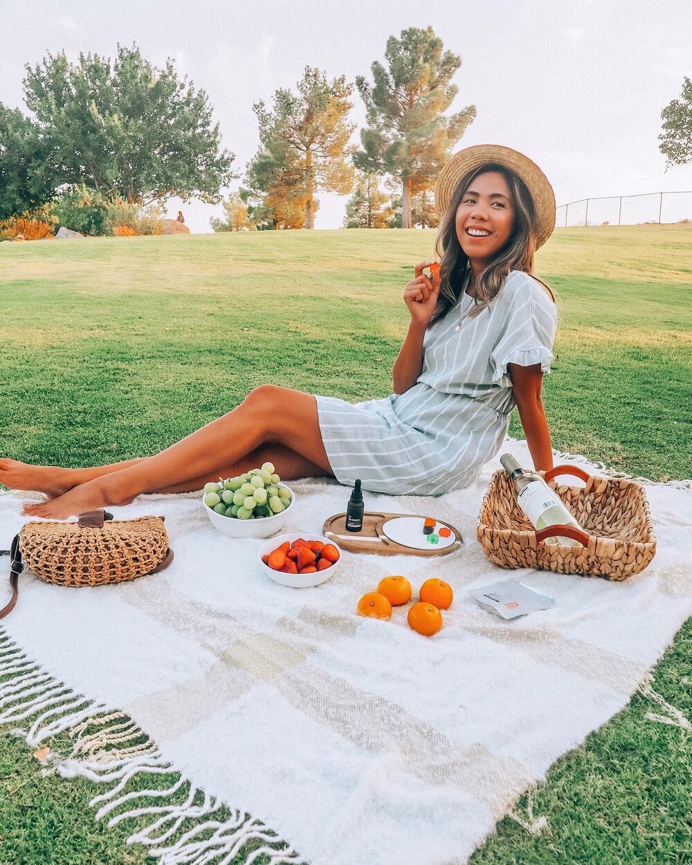 🍓🌟🌳 Good weather calls for a picnic outside &ndash; my favorite way to quickly reset my mind after a busy week! I know it's fall, but it's barely starting to cool down here in Vegas. 😅 Whenever it hits low 80s during the day, I always take advant