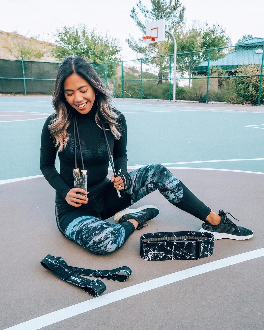 👋😍🖤 Goodbye, ugly gym equipment. Hello, chic and functional fitness gear! 

I am so in love with these stylish, black marble booty and body bands and rose gold jump rope, designed by fitness trainer @amandabarton of @strongleanhappy. I&rsquo;ve ne