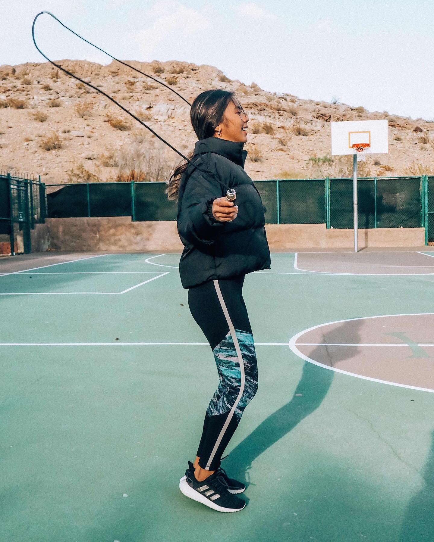 💪😼💙 Get your heart pumping with this jump rope, booty band, and body band! I recently joined the @strongleanhappy program, a simple digital fitness solution that offers fun but challenging workouts with minimal equipment. 

The platform has given 