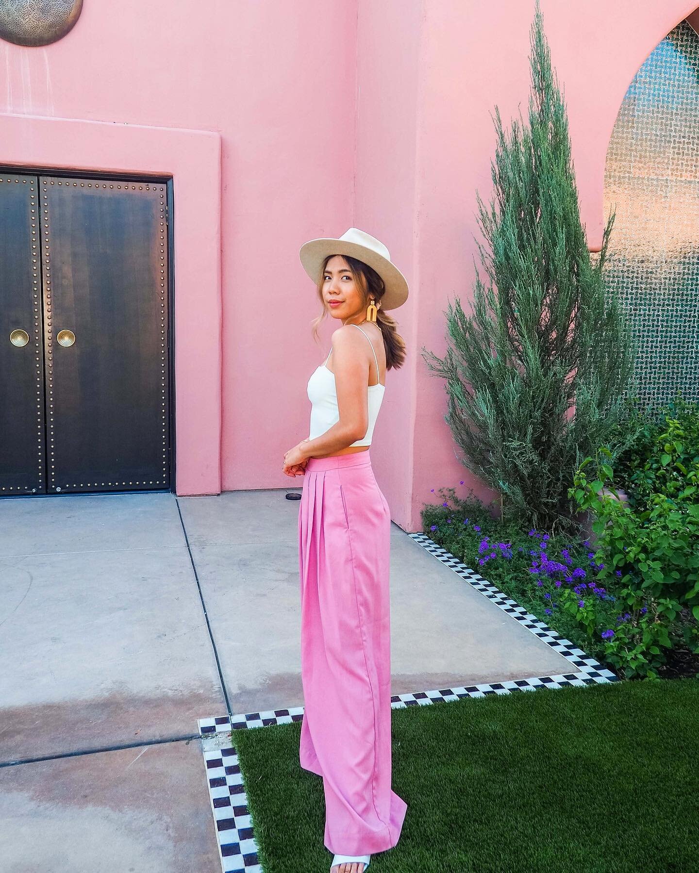 Go Pink or Go Home 💕✌️ Every girl needs a bright ensemble and statement jewelry for this desert oasis, especially if you're visiting the famous Moroccan-themed hotel and #ThatPinkDoor.

More on the blog &ndash; link in bio #whensheroams #travelstyle