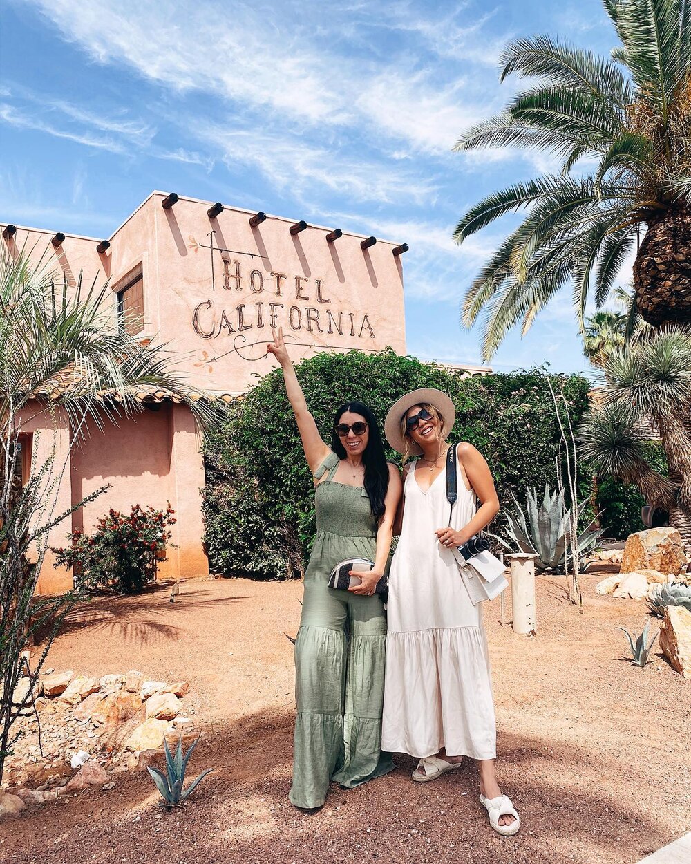 🌴✌️ Welcome to the Hotel California! Ready for another trip with this gem @vero_world90 #wheretonext 

//

#whensheroams #travelcalifornia #girlslovetravel #lasvegasbloggers #lasvegasblogger #vegasblogger #palmsprings  #dametraveler #styleblogger #f