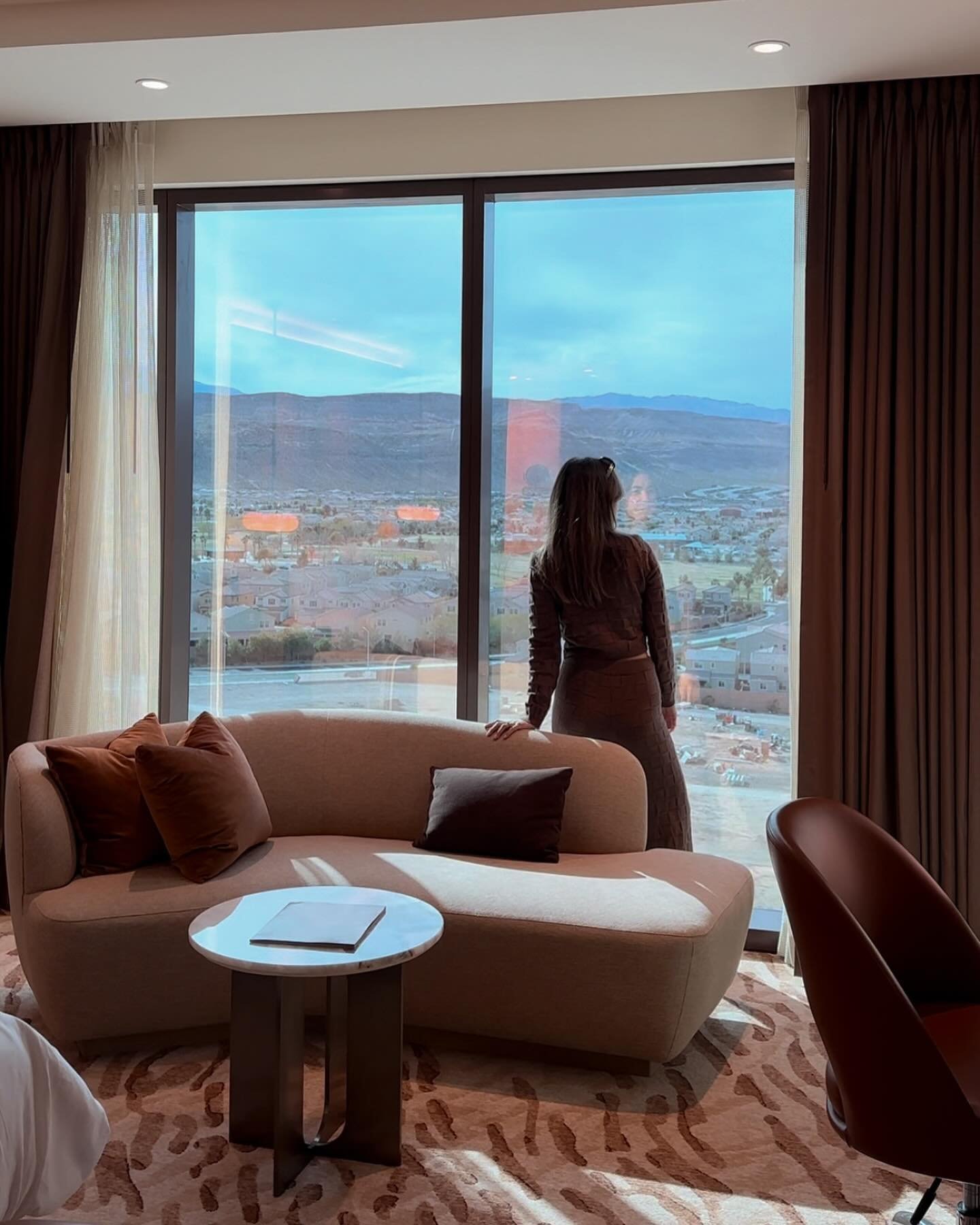 behind-the-scenes of our @durangoresort staycation, along with a peek into my husband&rsquo;s unplanned venture into content creation 🤭🤳💃[audio on] shout-out to all the #supportivepartners 🫶

for more details about our trip, visit the LINK in my 