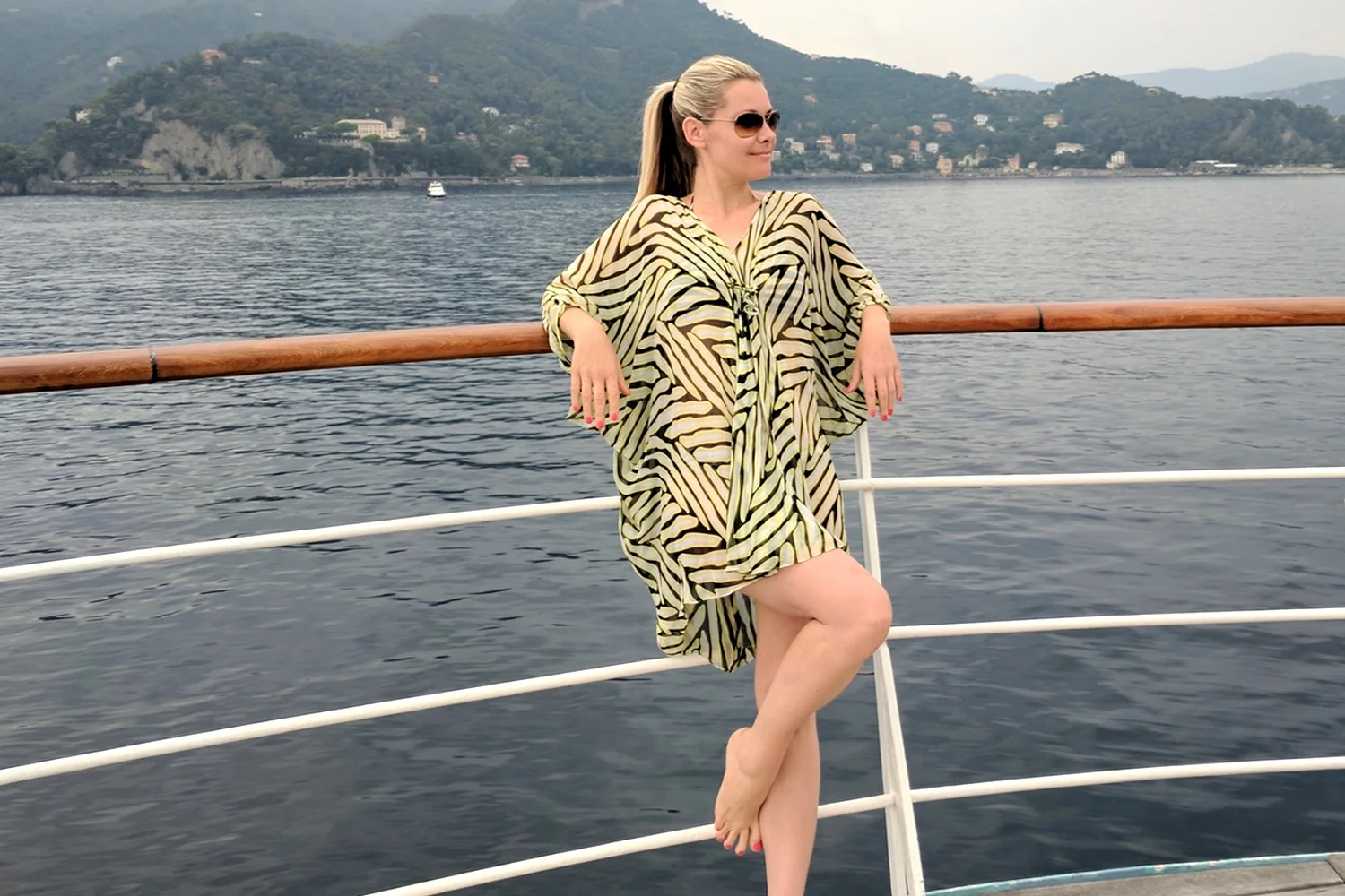 character-32-designer-dvf-kaftan-yellow-black-white-silk-french-riviera