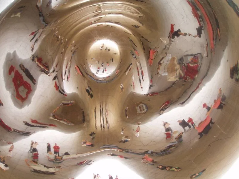 Das Cloud Gate (The Big Bean) – eine Skulptur des britischen Künstlers Anish Kapoor, ist das zentrale Kunstwerk des AT&T-Platzes im Millennium Park von Chicago, Illinois, USA.