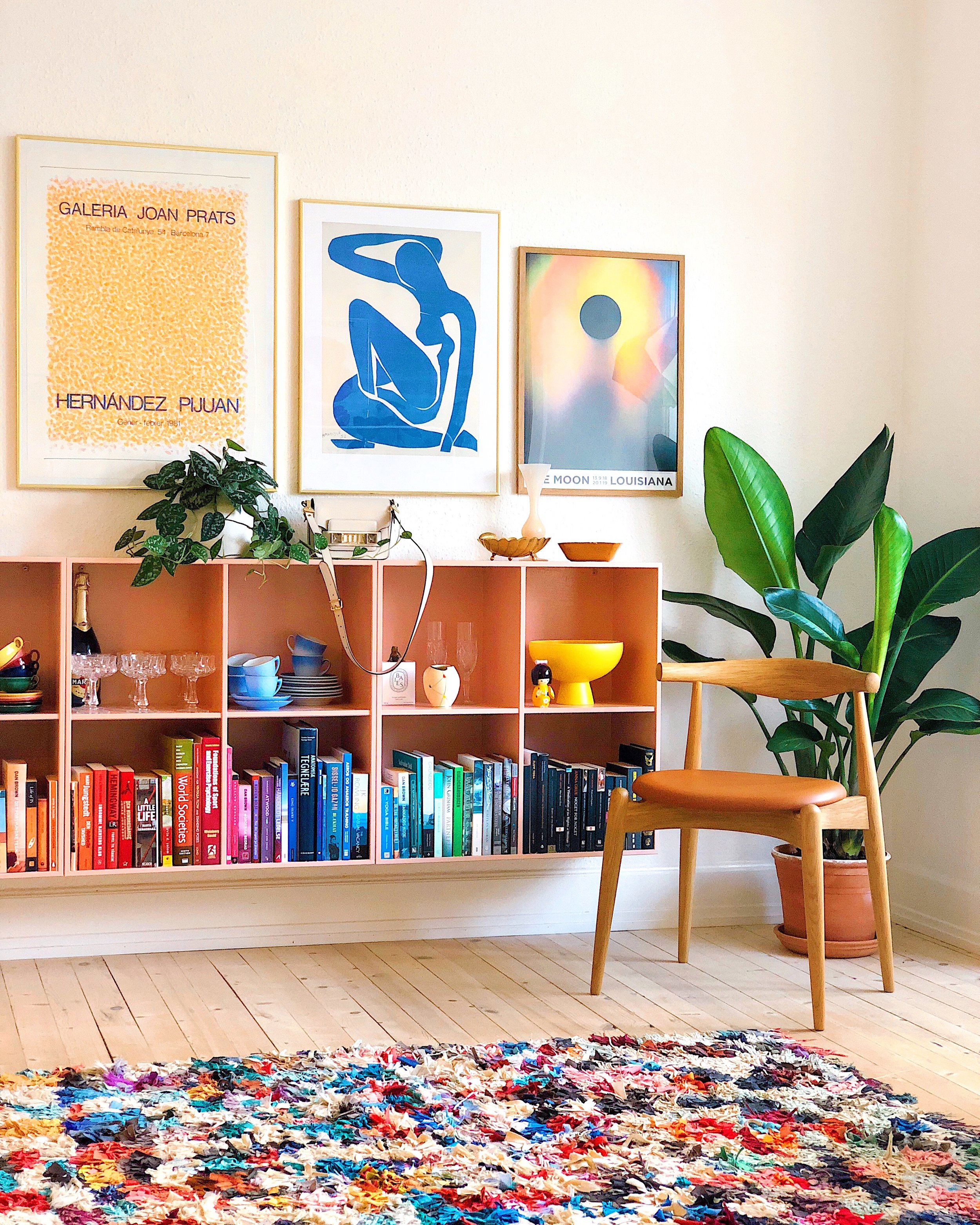 The book cases were found on Danish secondhand app DBA and restored with a new layer of paint, while the art prints are a mixture of museum purchases and vintage finds. I generally buy my art prints in thrift stores, via local specialists and social media or through specialized galleries abroad, depending on the exclusivity. The Pijuan-print on the left was, for example, bought through an Irish gallery. The rug is a vintage Moroccan boucherouite, of which we have two in total, found via the secondhand app Tradono, and the smaller items are primarily flea market finds.