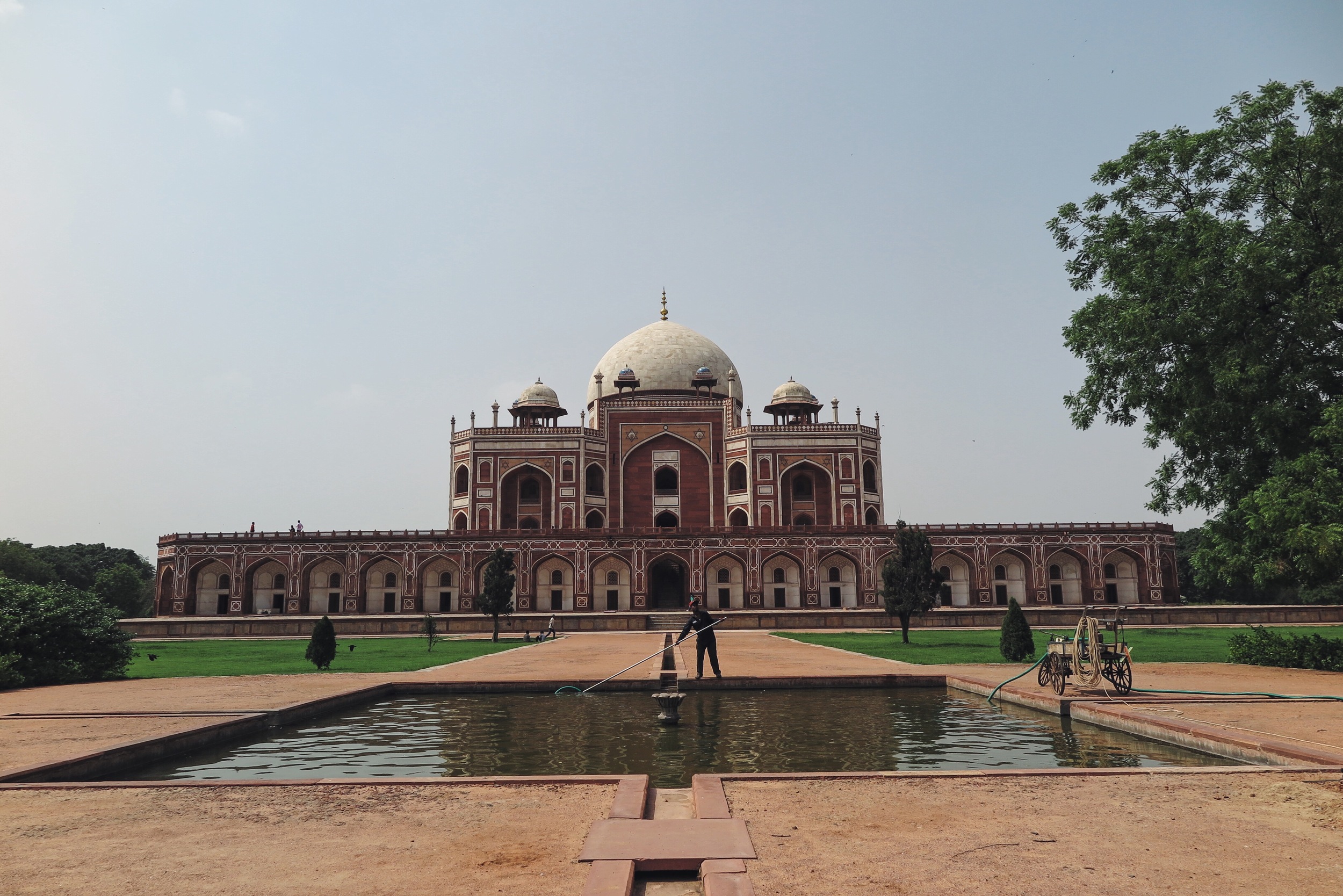  Cleaning the pool. Hamayun's Tomb, Delhi. 