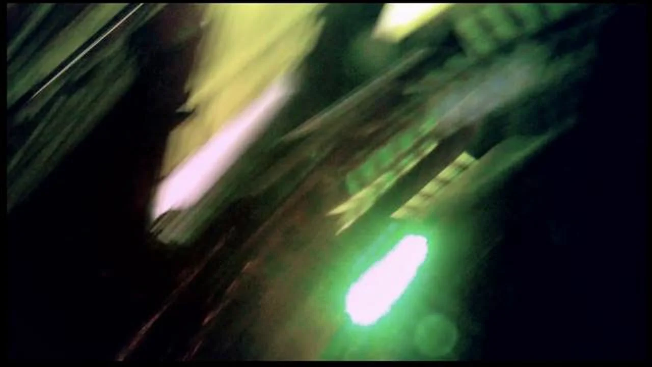 Vídeo-Clipe: LEELA - Por Um Fio (Hey Baby)