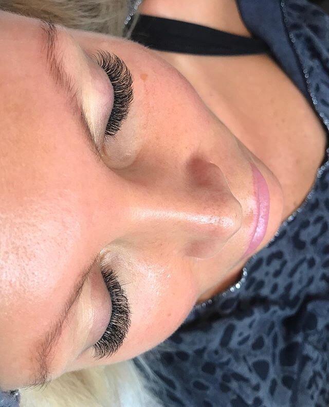 Natural Style - 4D Russian Volume Lashes 
Who said that volume needs to be Va-Va-voom? Natural style volume gives a soft touch of glamour that&rsquo;s still fit for work and everyday wear!

#volumelasheslondon #fitzrovialondon #londonlashes #lashquee