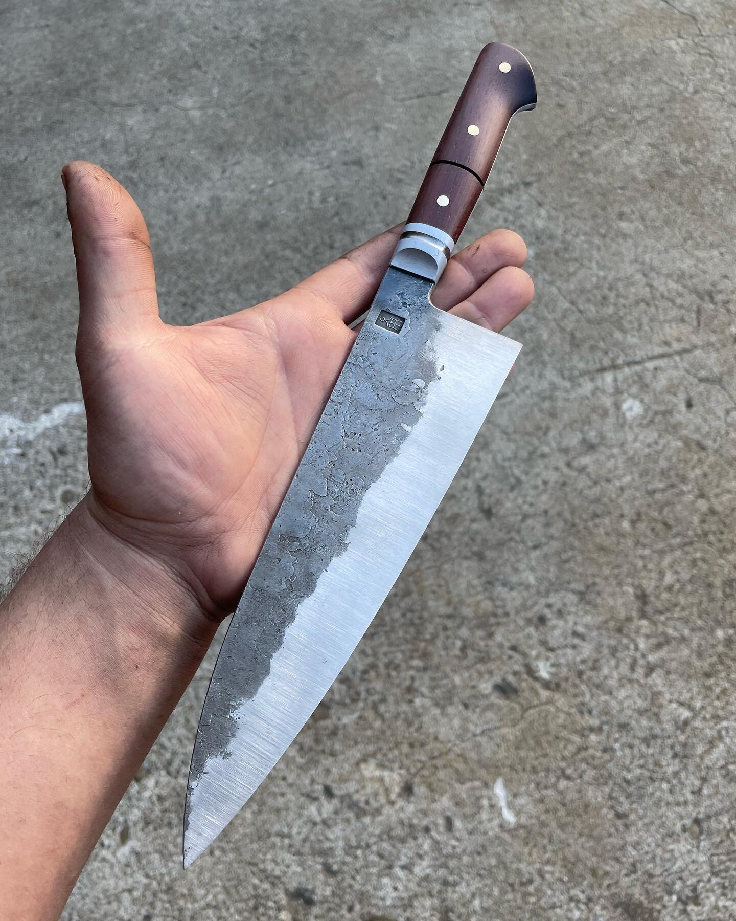 AVAILABLE:  8&rdquo; full-tang chefs knife in 52100 carbon steel with riveted steel bolsters, Honduran rosewood scales and brass corby bolts. DM for info. 

#carbonsteel #kitchenknife #handforged #handforgedknife  #madeinoakland