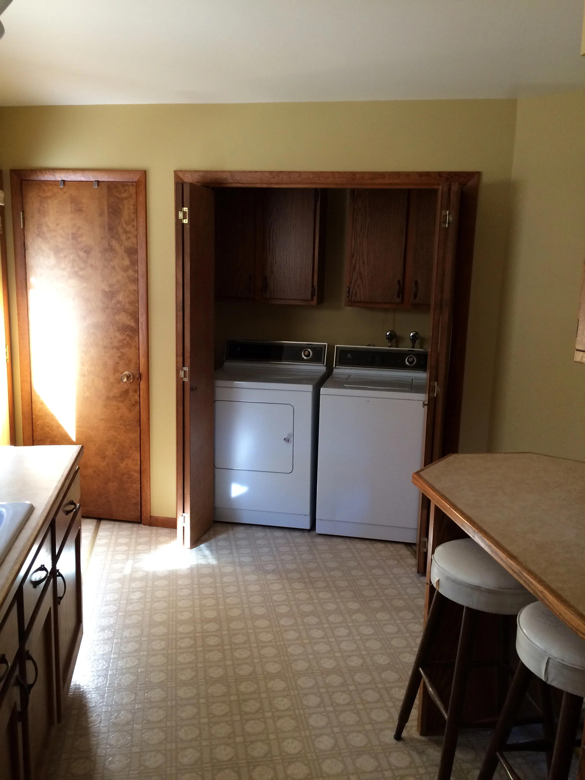  Washer dryer/Door to pantry 