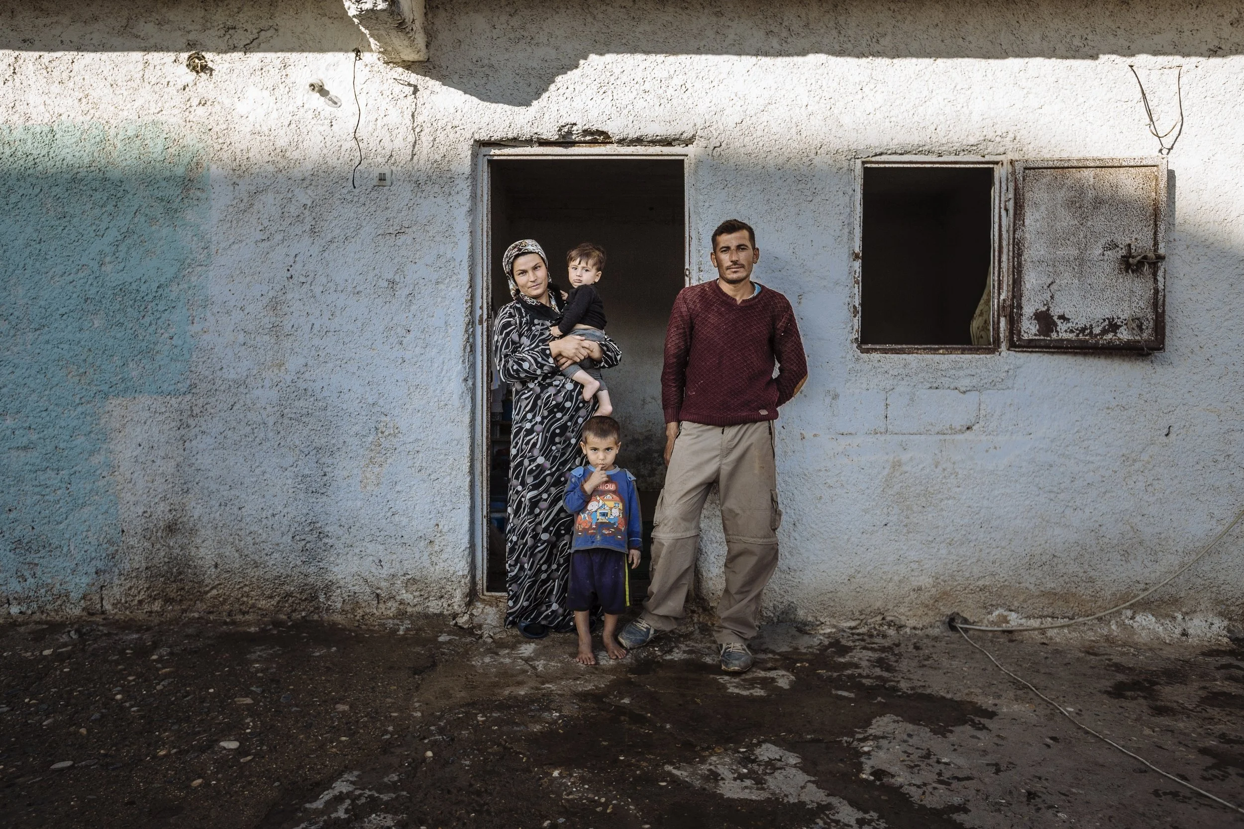 Zonan and Mustapha’s family live in a former stable for horses which they share with other families in Salinufra, Turkey. In the stable, each family uses a single stall, intended for one horse, with no heating, water, or electricity. Originally from Kobane, the family fled to escape the ongoing war in Syria and they have been living in the stable for the past six months.
