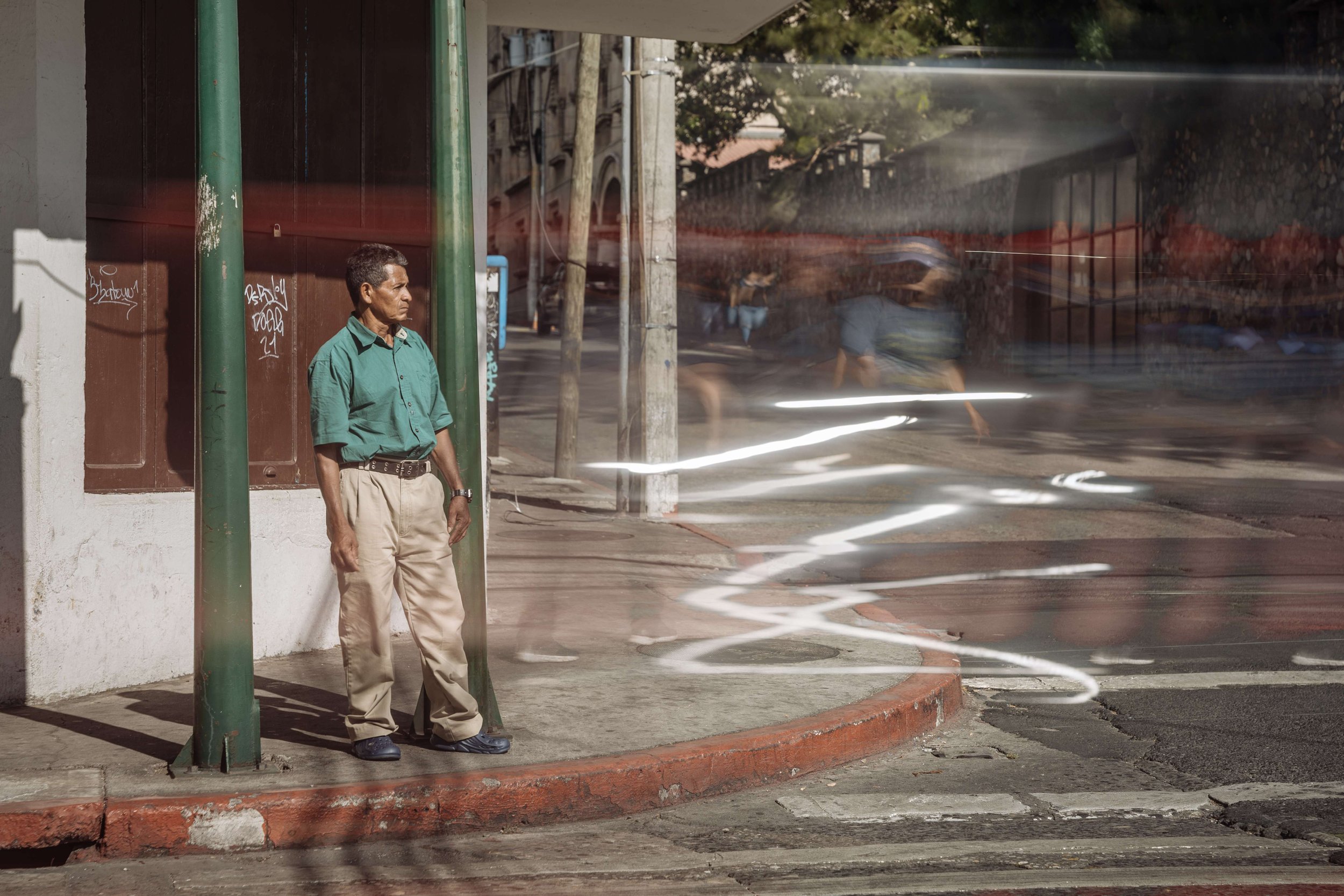 Natividad de Jesús Martínez, a Honduran migrant, has faced many challenges on his journey to Guatemala. After being robbed by gang members in Mexico, he was left stranded without money and found refuge in a shelter. This isn’t his first attempt to m