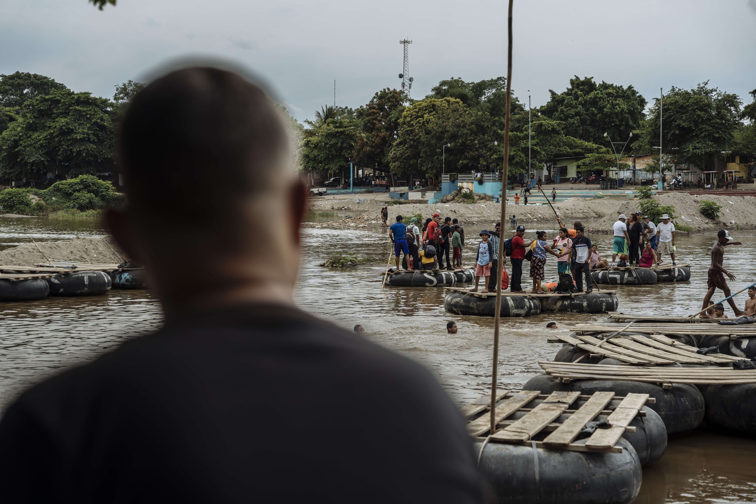 "The economic crisis in Venezuela is severe," says Alirio Valencia Villalobos, a Venezuelan migrant who has been traveling for 23 days toward the United States. With a monthly minimum wage of just $4, survival in Venezuela has become impossible, pro