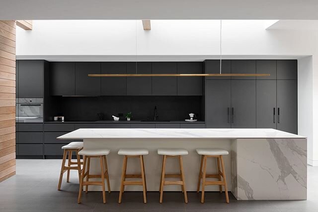 We love how this south-facing kitchen is bathed in natural sunlight thanks to the bank of skylights overhead. One of our recently completed renovation projects in Kew. .
.
.
.
.
#architecture #architectureaustralia #melbournedesign #designinspiration