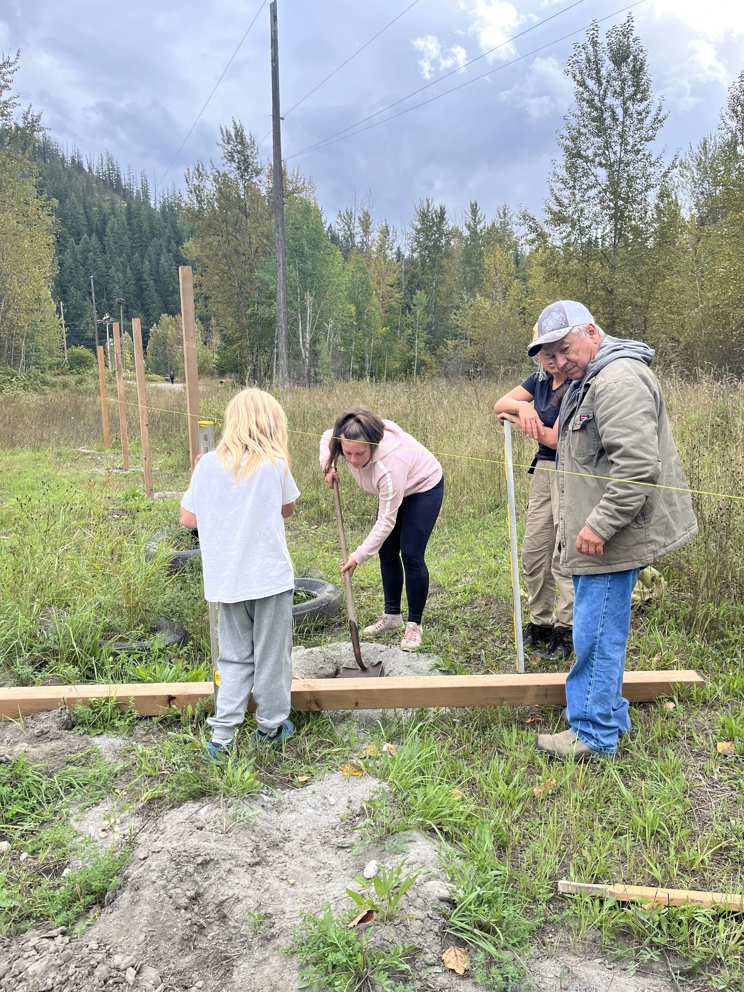 Fence building with the help of volunteers
