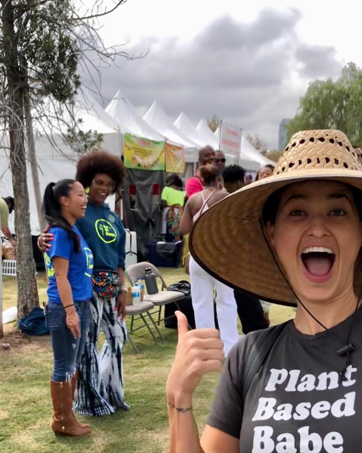 When you see some epic vegan boss ladies @thekoreanvegan @iamtabithabrown at the yummy @vegandalefestival while eating @kalemyname 🤣

#food #fit #focus #foodfitfocus #nutrition #fitness #happiness #personaltrainer #healthcoach #plantbased #plantpowe