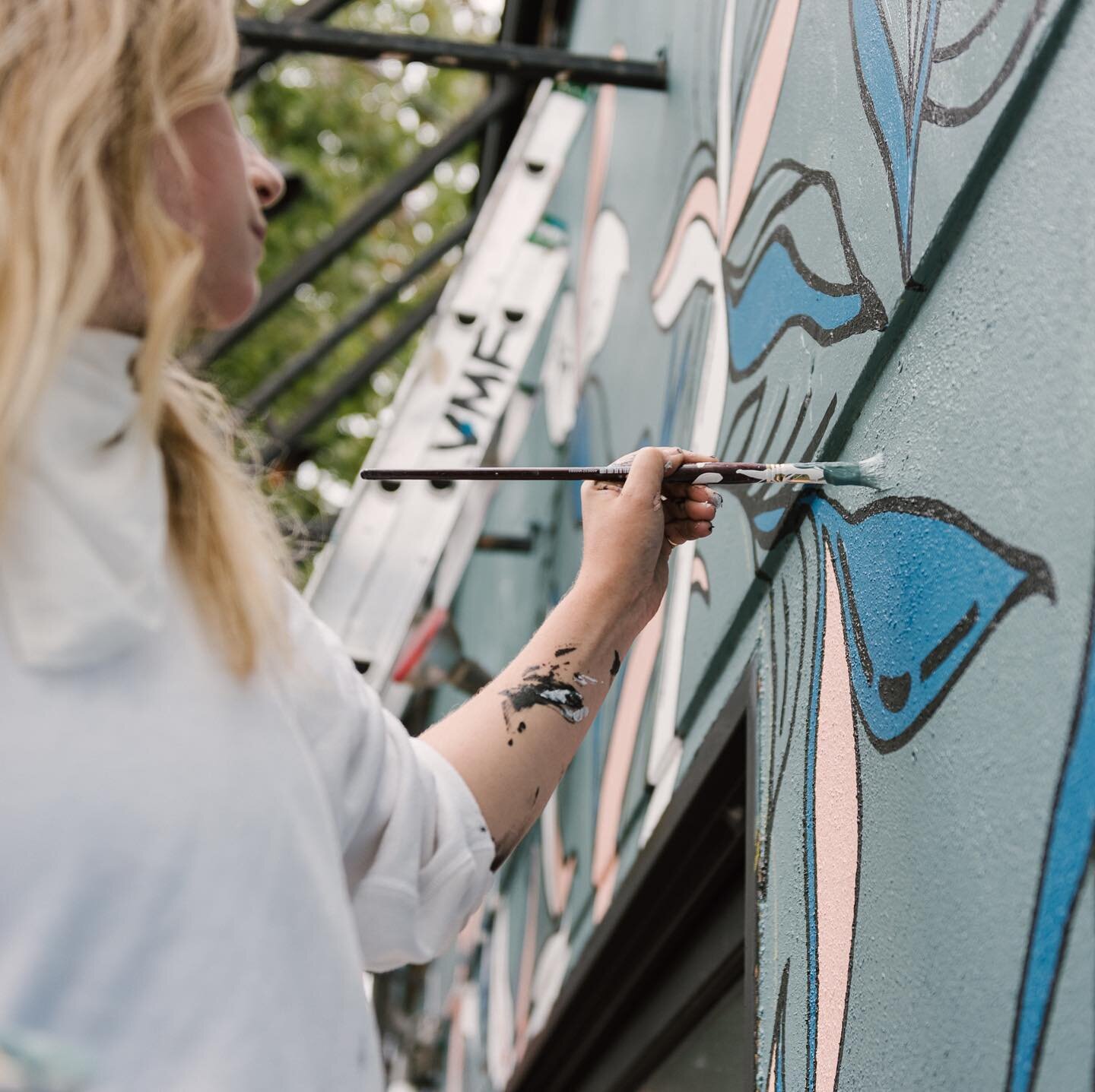 Sharing more photos of my @vanmuralfest collaboration with @breakfasttable604 💙✨ Thanks @kezianphotography for the shots! #vancouvermuralfestival