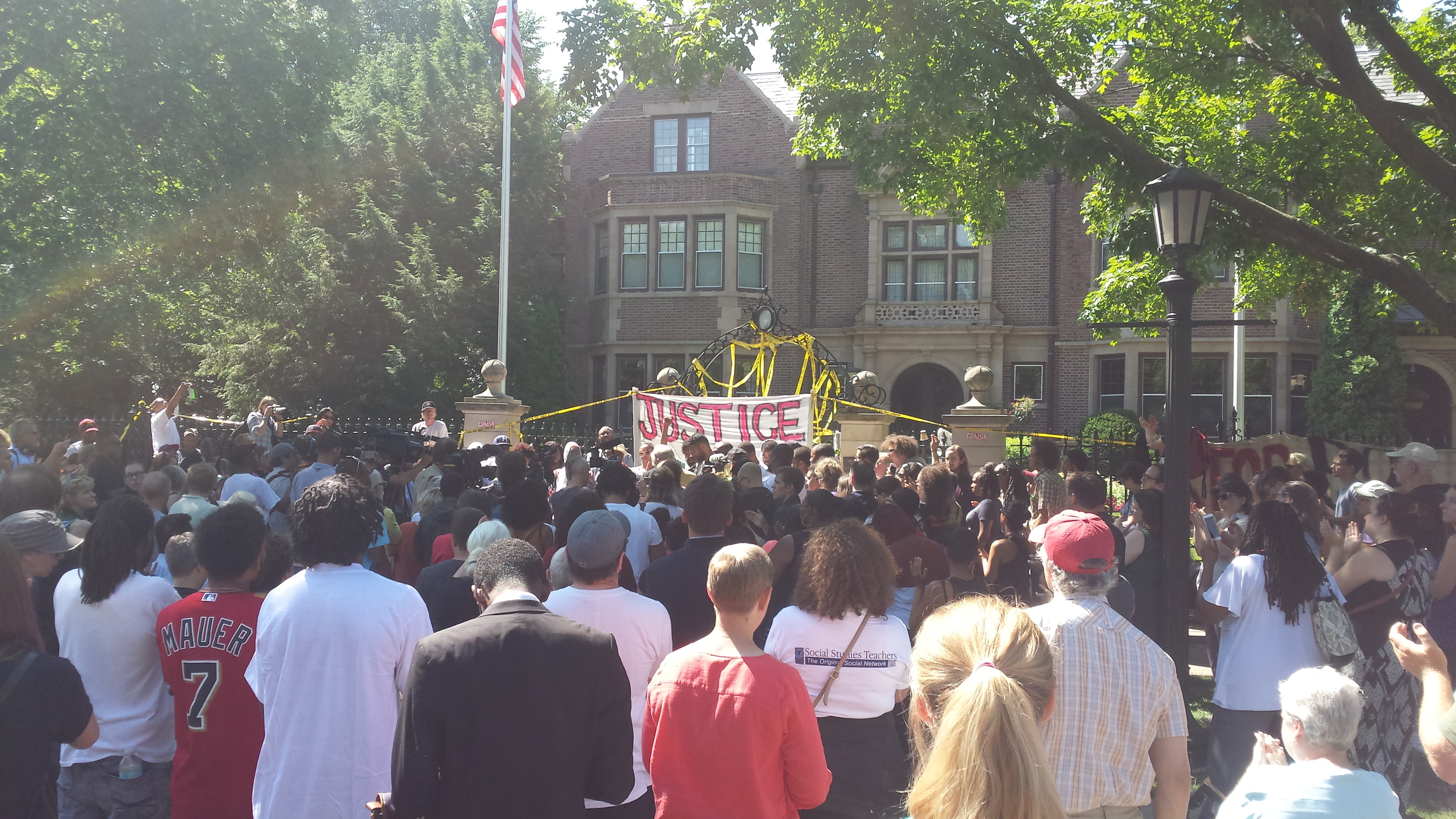 Crowds form outside of governor's mansion. 