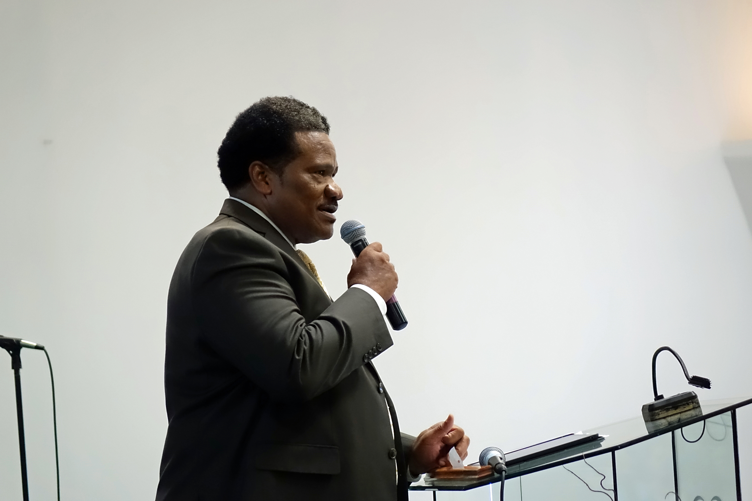 Rev. Billy Russell speaks to the crowd. Photo Credit: Transform MN