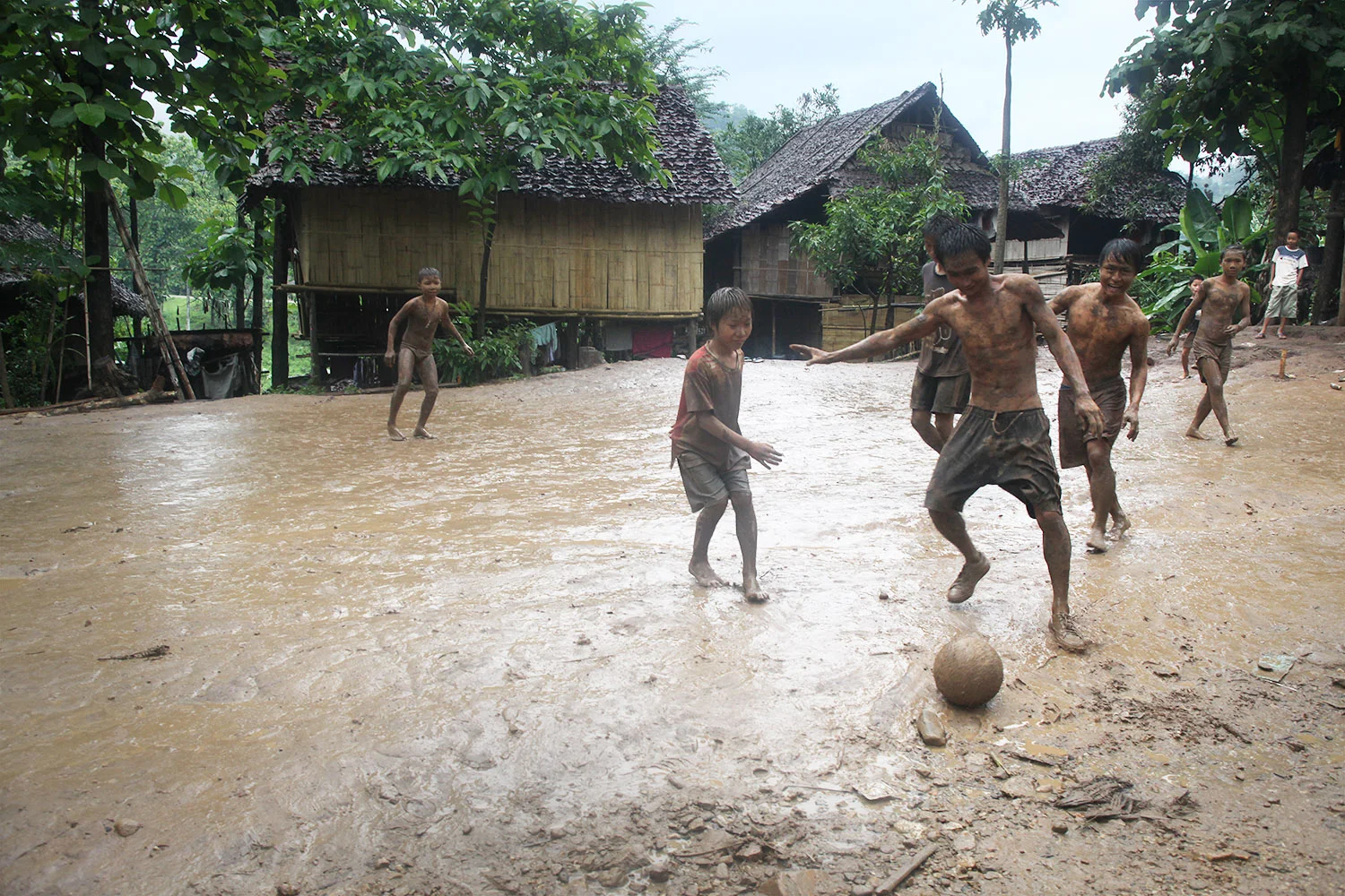 Litt regn og søle hindrer ikke fotballgleden i Mae Lea refugee camp.