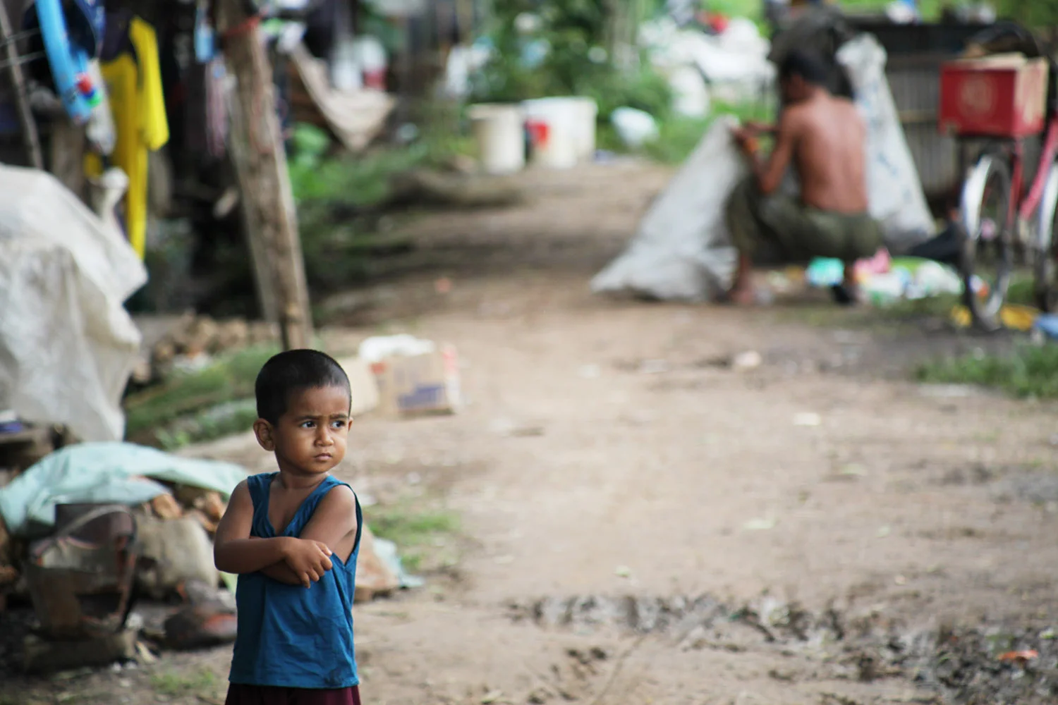 De har oppstått mange slumområder med Burmesiske flyktninger og minoritetsgrupper rundt Mae Sot by.