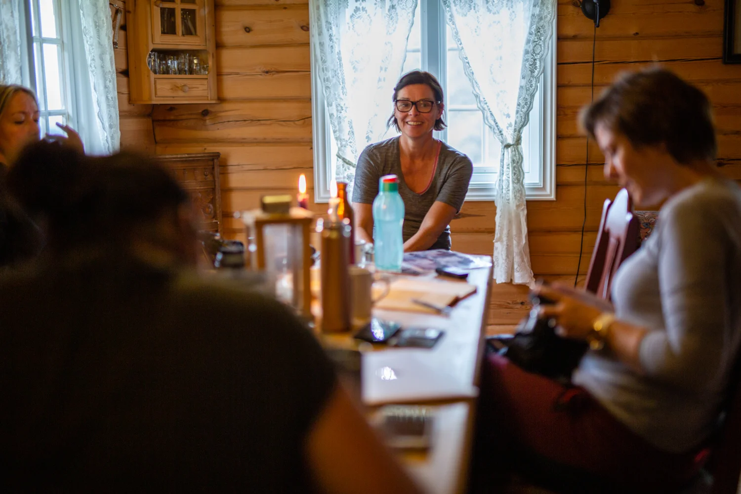 Beate underviser i fototeori inne i hytta