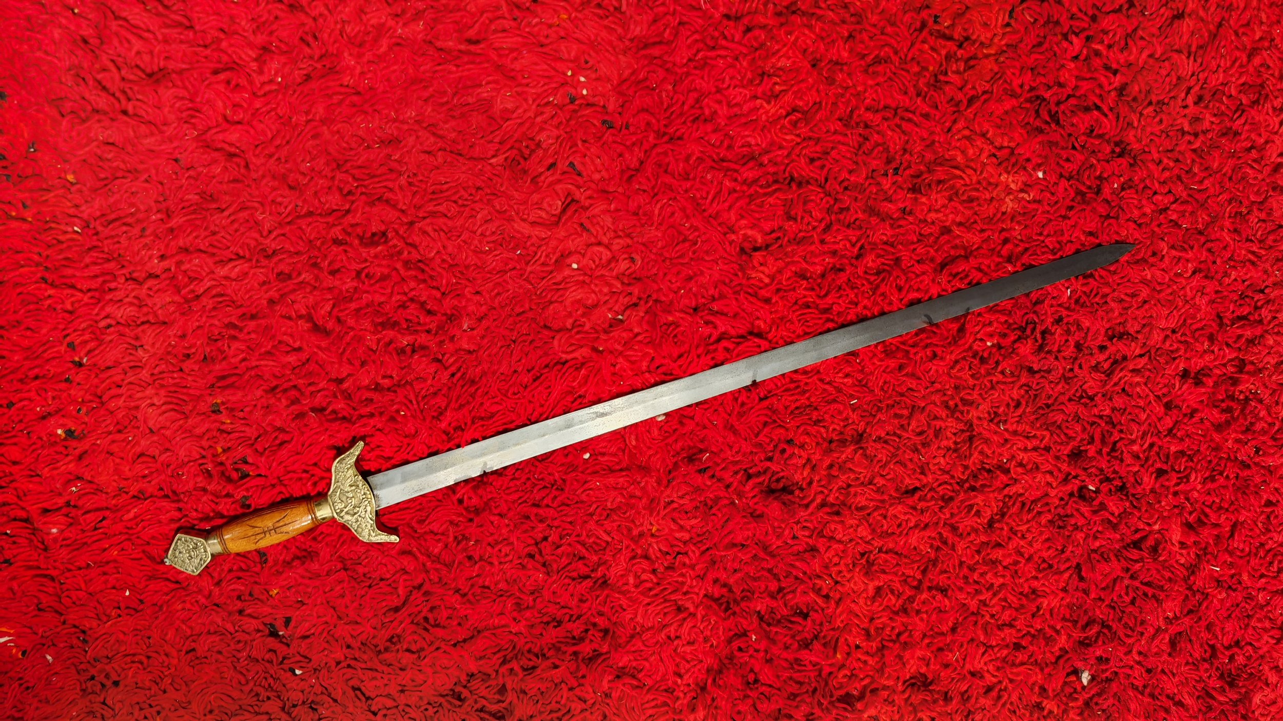 EPEE SUR TAPIS ROUGE.jpg