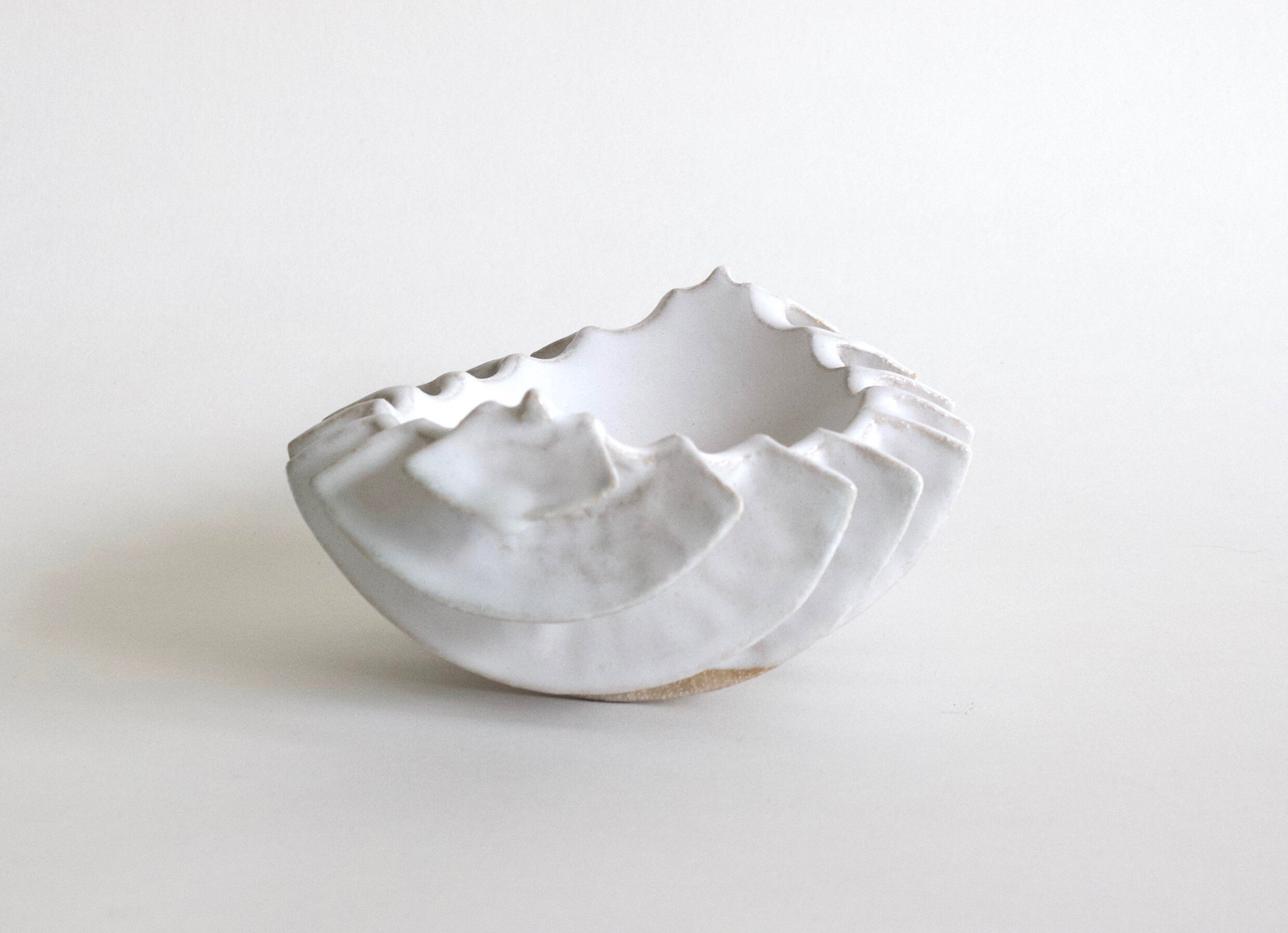  Finned boat-shaped form  16 x 13.5 x 7.5 cm  Ceramic 
