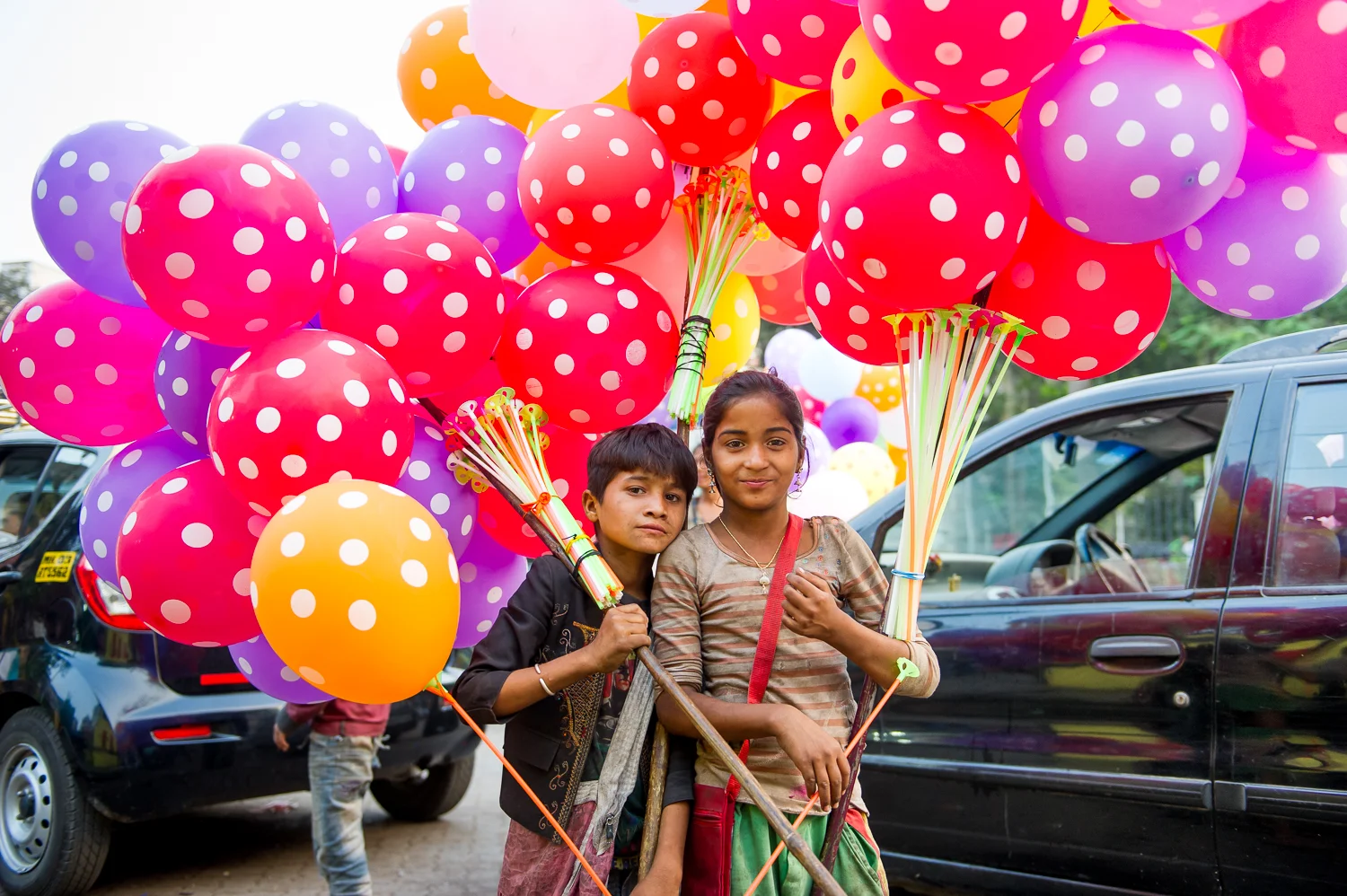 Children selling balloons near Mahalaxlmi, Mumbai, 2017