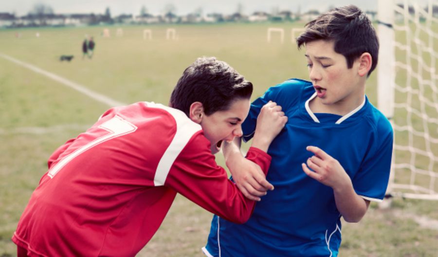 Luis Suarez bidder Branislav Ivanovic. Foto: George Logan og Tom Dazand