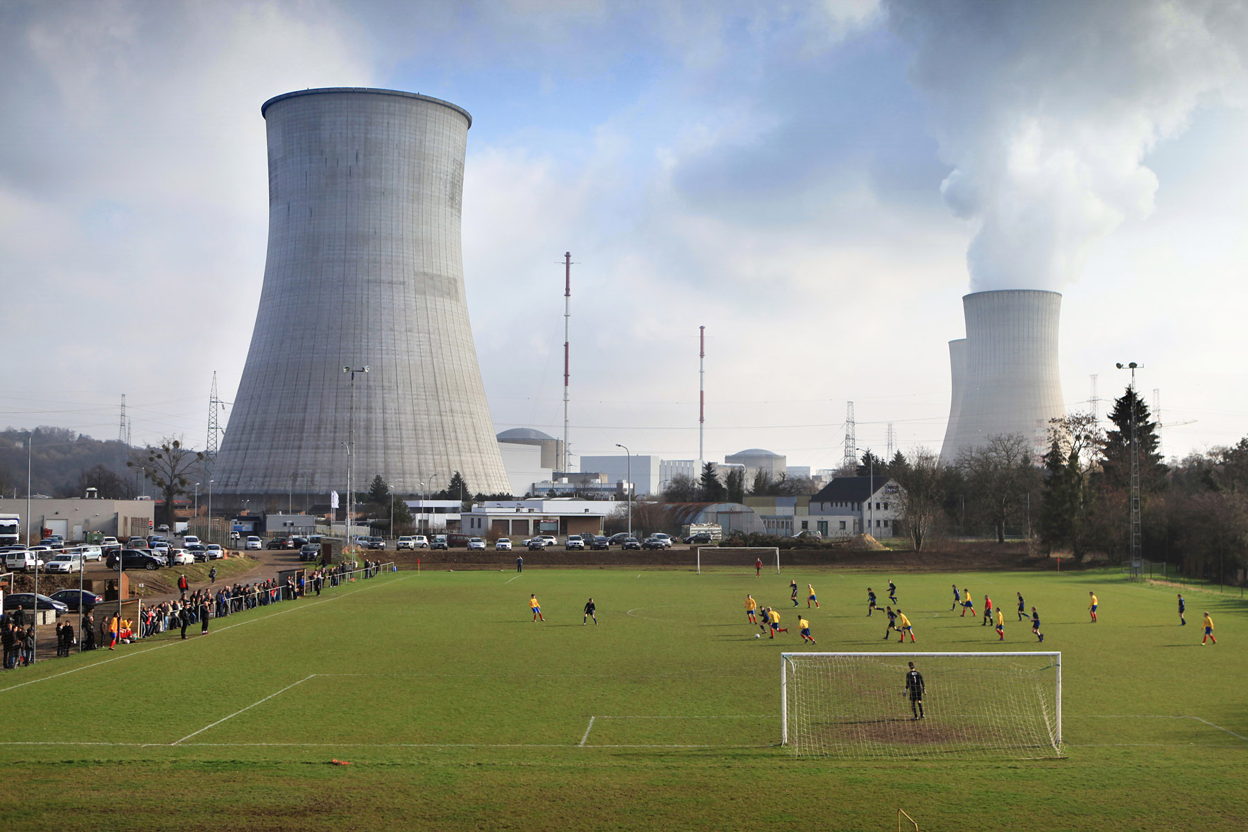 Tung kernekraft kan ikke holde det belgiske fodboldfolk på afstand. Foto: Jürgen Vantomme