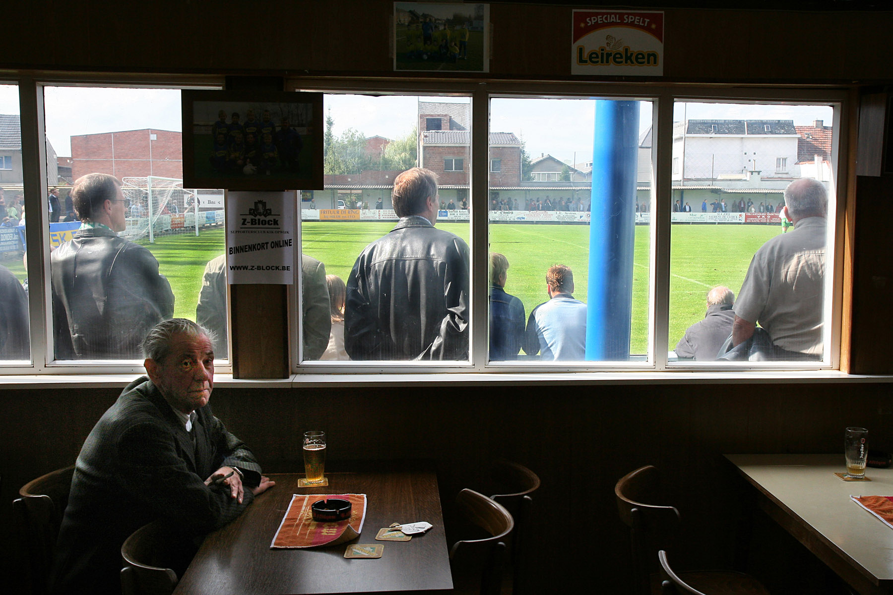 Mand slukker tørsten i klubhuset. Foto: Jürgen Vantomme 