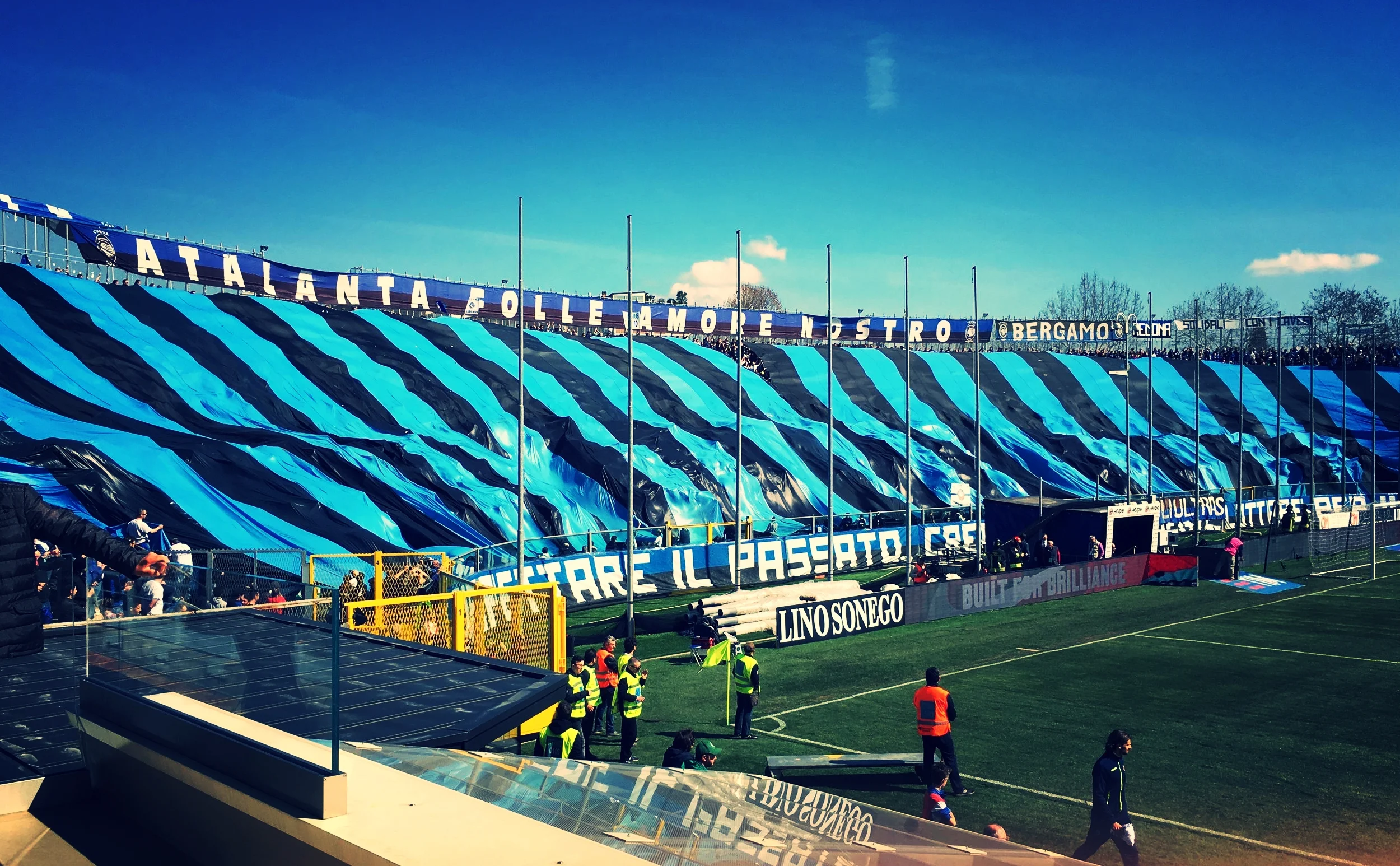 Stadio Comunale Atleti Azzurri D'Italia er et af de gamle traditionelle fodboldstadions fra Mussolini-tiden. Nu står stadion overfor en omfattende renovering, hvis Atalanta får held til at købe stadionet af bystyret i Bergamo. 