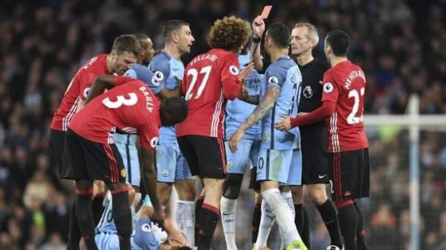 Foto-Wasit-Martin-Atkinson-memberikan-kartu-merah-kepada-gelandang-Manchester-United-Marouane-Fellaini_-Paul-ELLIS-AFP_jpg-640x359.jpg