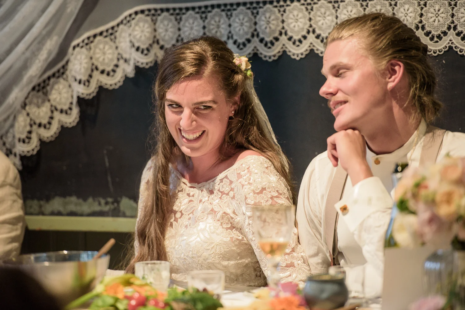 Bohemiskt lantligt bröllop i gammal byskola-148.jpg