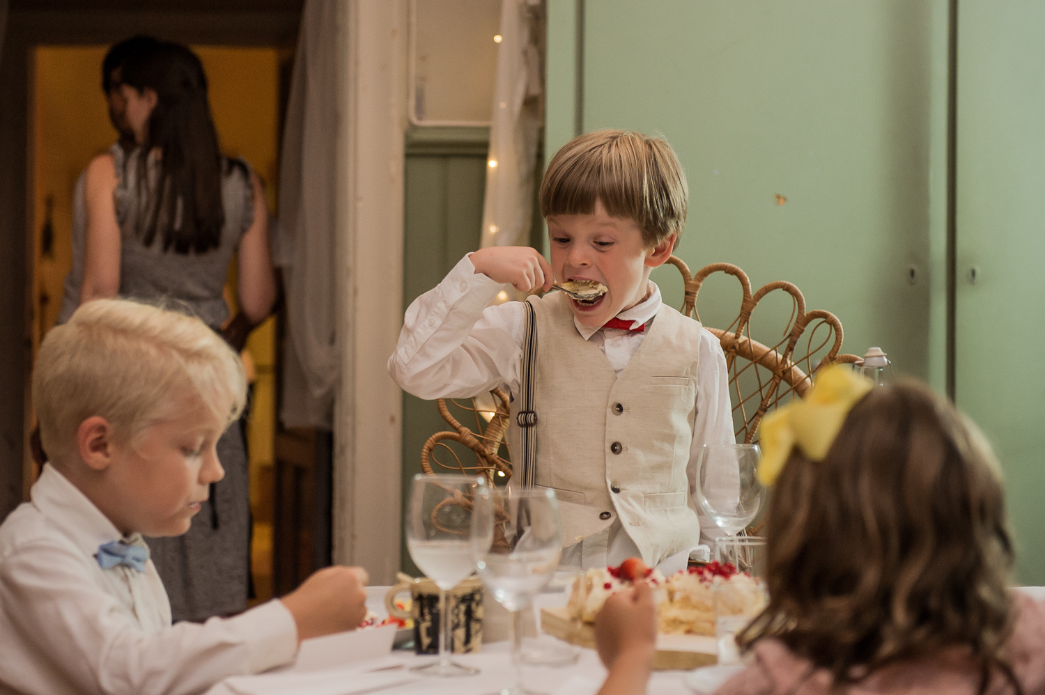 Bohemiskt lantligt bröllop i gammal byskola-188.jpg