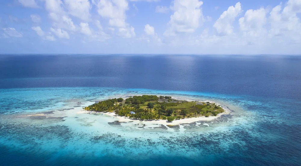 An aeriel photograph of Moho Caye