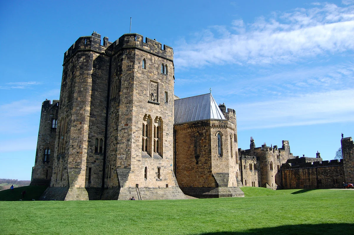 Alnwick-Castle-state-rooms-exterior.jpg