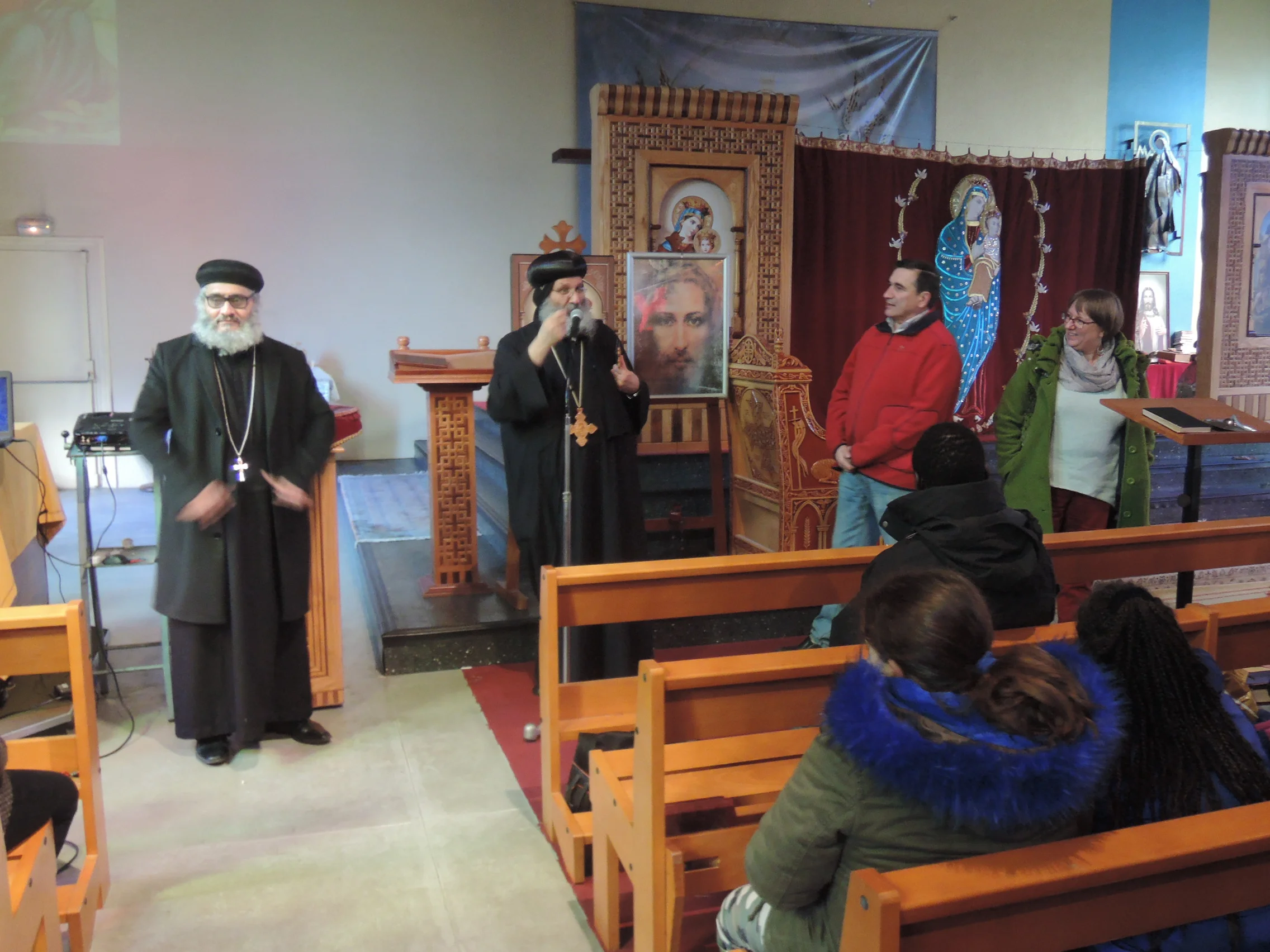  De gauche à droite : -&nbsp;père Cyril (prêtre copte de Rillieux)&nbsp;; -&nbsp;Anba Lucas (évêque copte du sud de la France)&nbsp;; -&nbsp;père Régis Charre (curé de Vénissieux)&nbsp;; -&nbsp;pasteur Nadine Heller (centre Théodore Monot à Vault en 