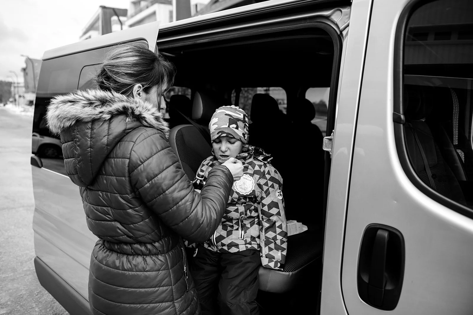 Elmina gives Ismail a cough syrup before it gets on the skis. A small cold did not discourage him from skiing at the Olympic mountain Bjelasnica.