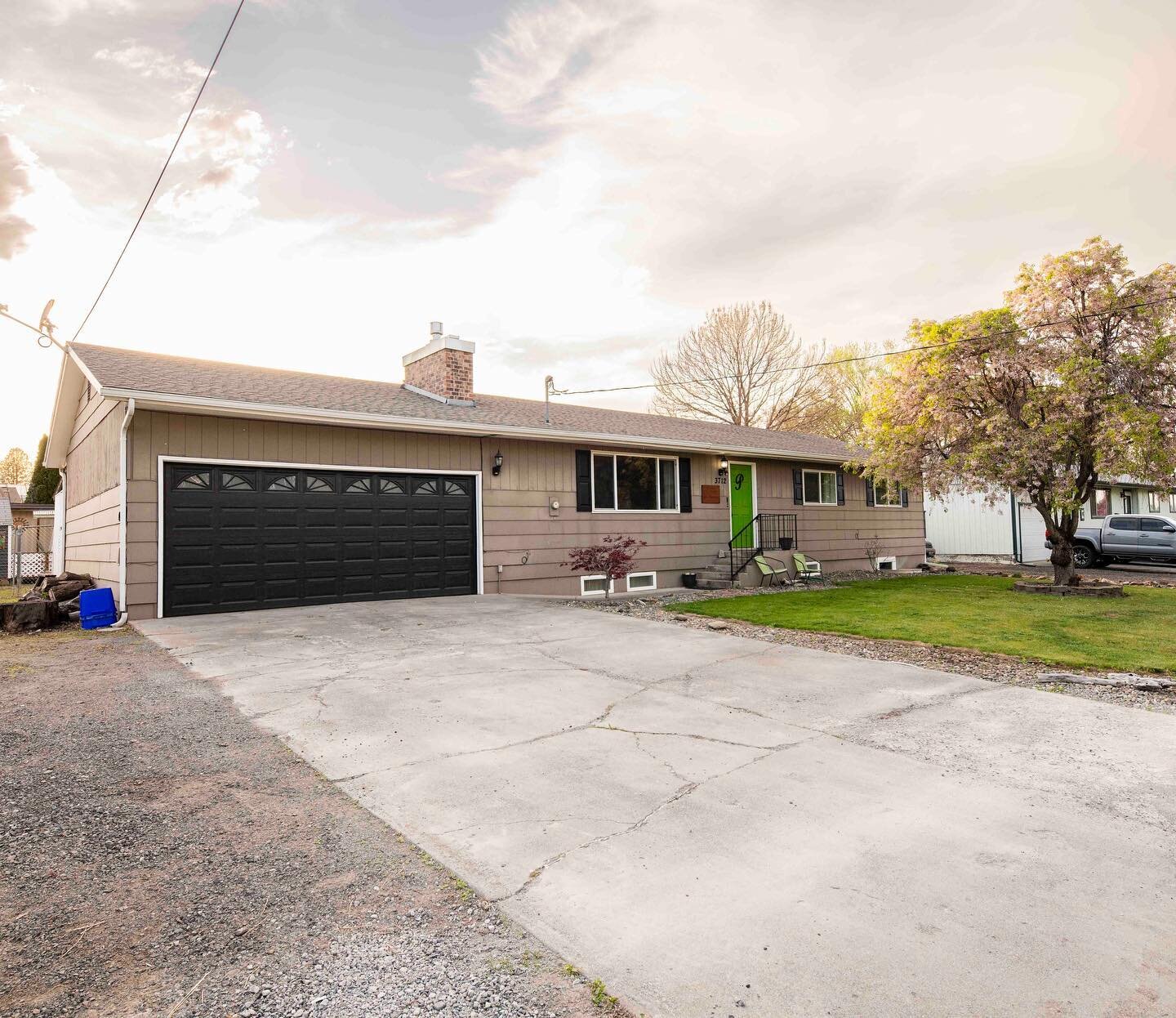 Love that Lewiston houses are so unsuspecting. They look like a normal sized house and they are literally twice as big with their huge basements! 

Check this one out with @kileywaldemarson_realtor 
😍😍😍